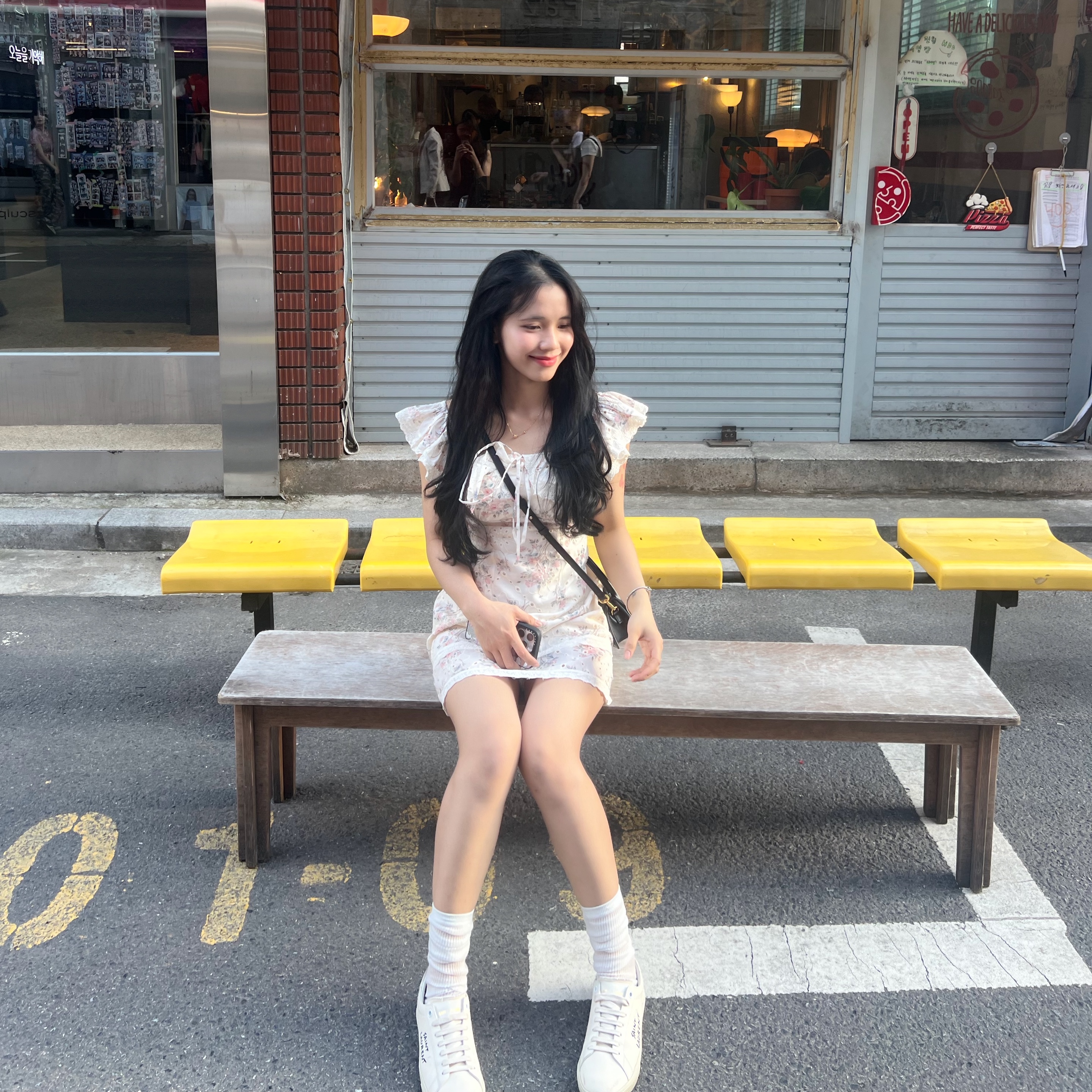Apple iPhone 15 Pro 128GB White Titanium (Korean Ver.), Jacquemus Le Chiquito Signature Leather Mini Handbag Black 착용 스타일 - 2