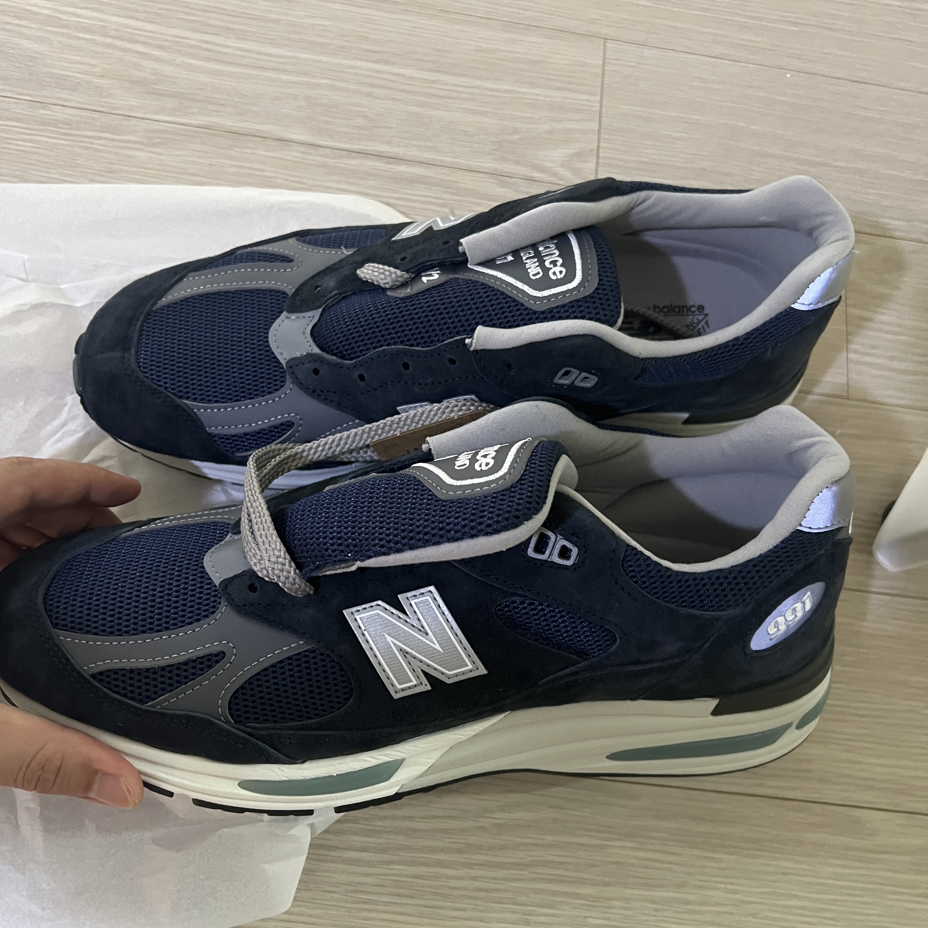 New Balance 991v2 Made in UK Dark Navy Smoked Pearl 착용 스타일