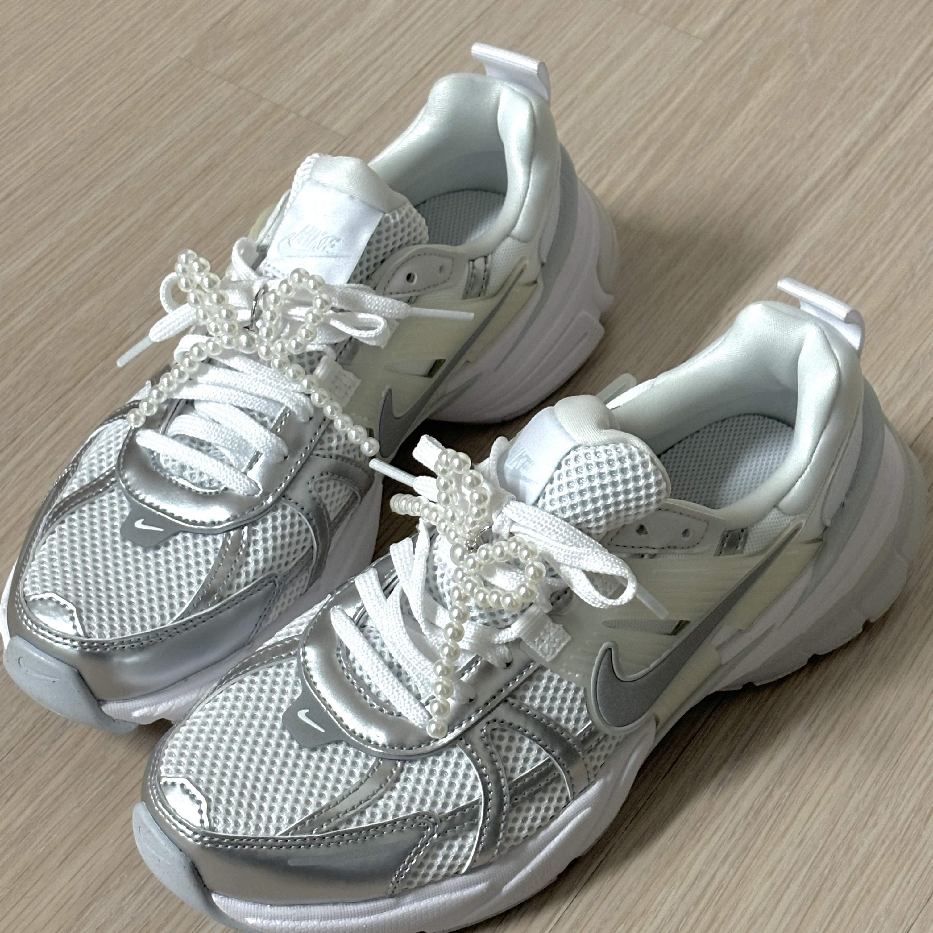 Nike V2K Run Metallic Silver White 착용 스타일