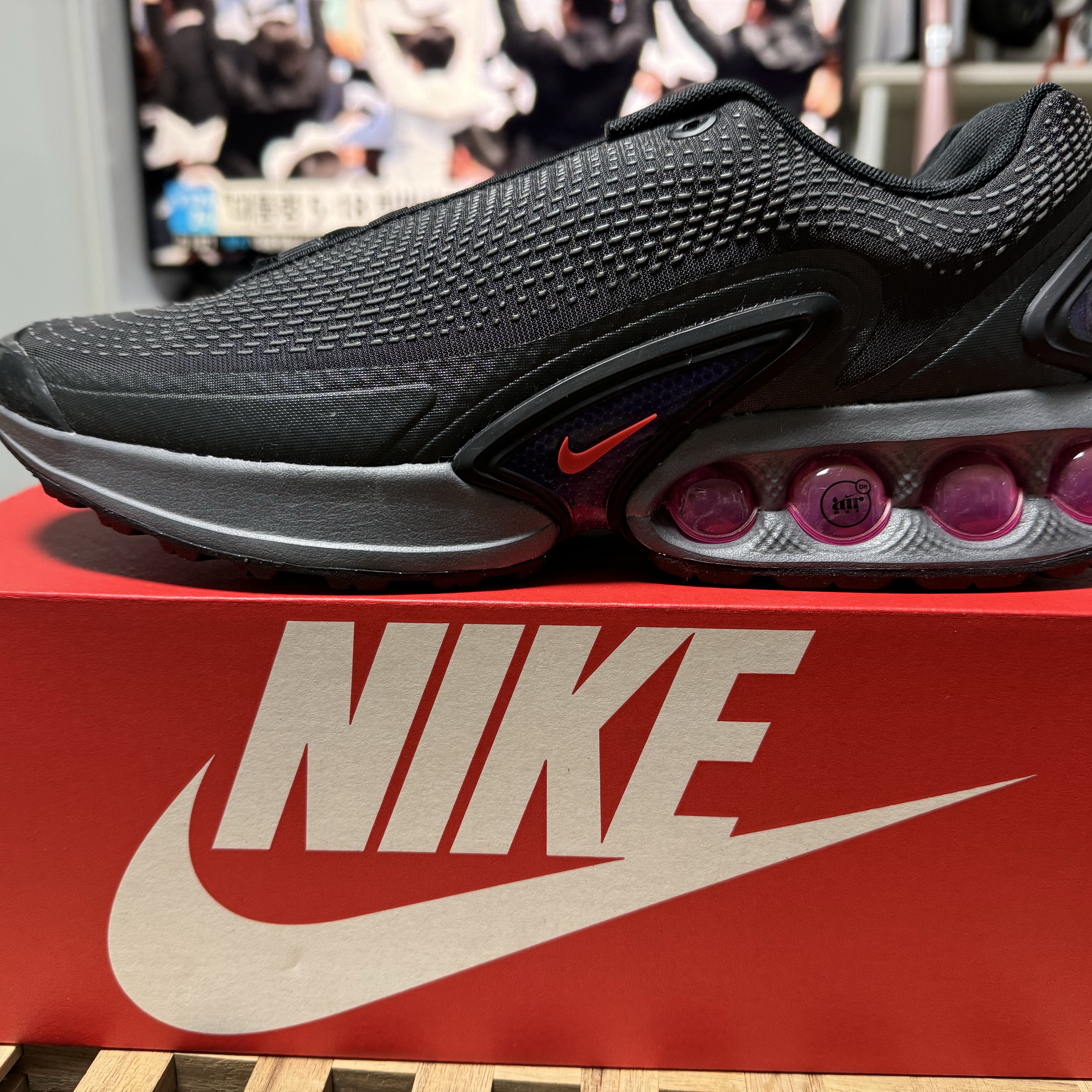 Nike Air Max Dn Black Light Crimson 착용 스타일 - 1