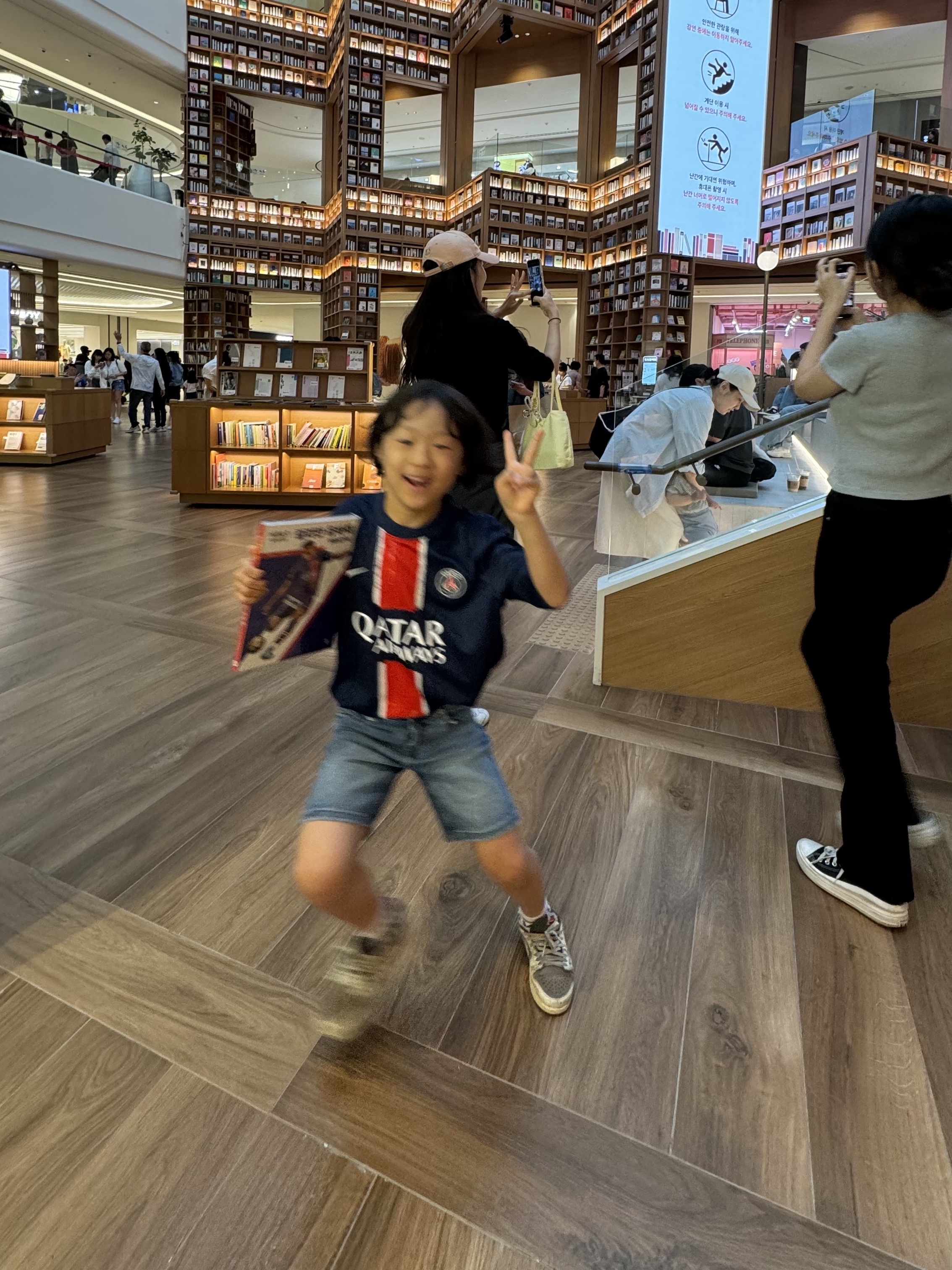 (Kids) Nike Paris Saint-Germain 2024/25 Dri-Fit Stadium Home Jersey Midnight Navy (Non Marking Ver.), (PS) Jordan 1 x Travis Scott Retro Low OG SP Sail and Ridgerock 착용 스타일 - 3