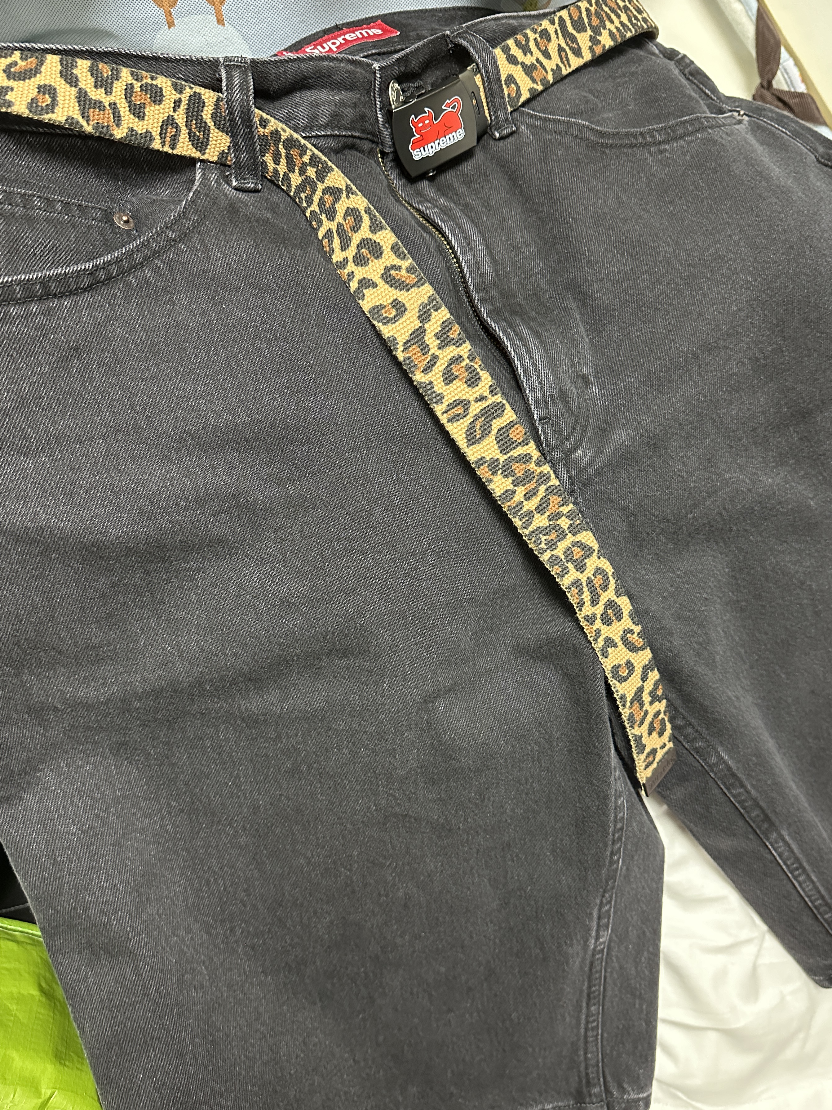 Supreme Baggy Denim Short Black - 24SS, Supreme x Toy Machine Webbing Belt Leopard - 24SS 착용 스타일 - 1