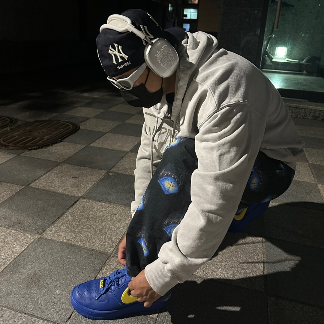 Nike x Ambush Air Force 1 Low SP Game Royal and Vivid Sulfur, Apple AirPods Max Lightning Silver (Korean Ver.) 착용 스타일 - 1