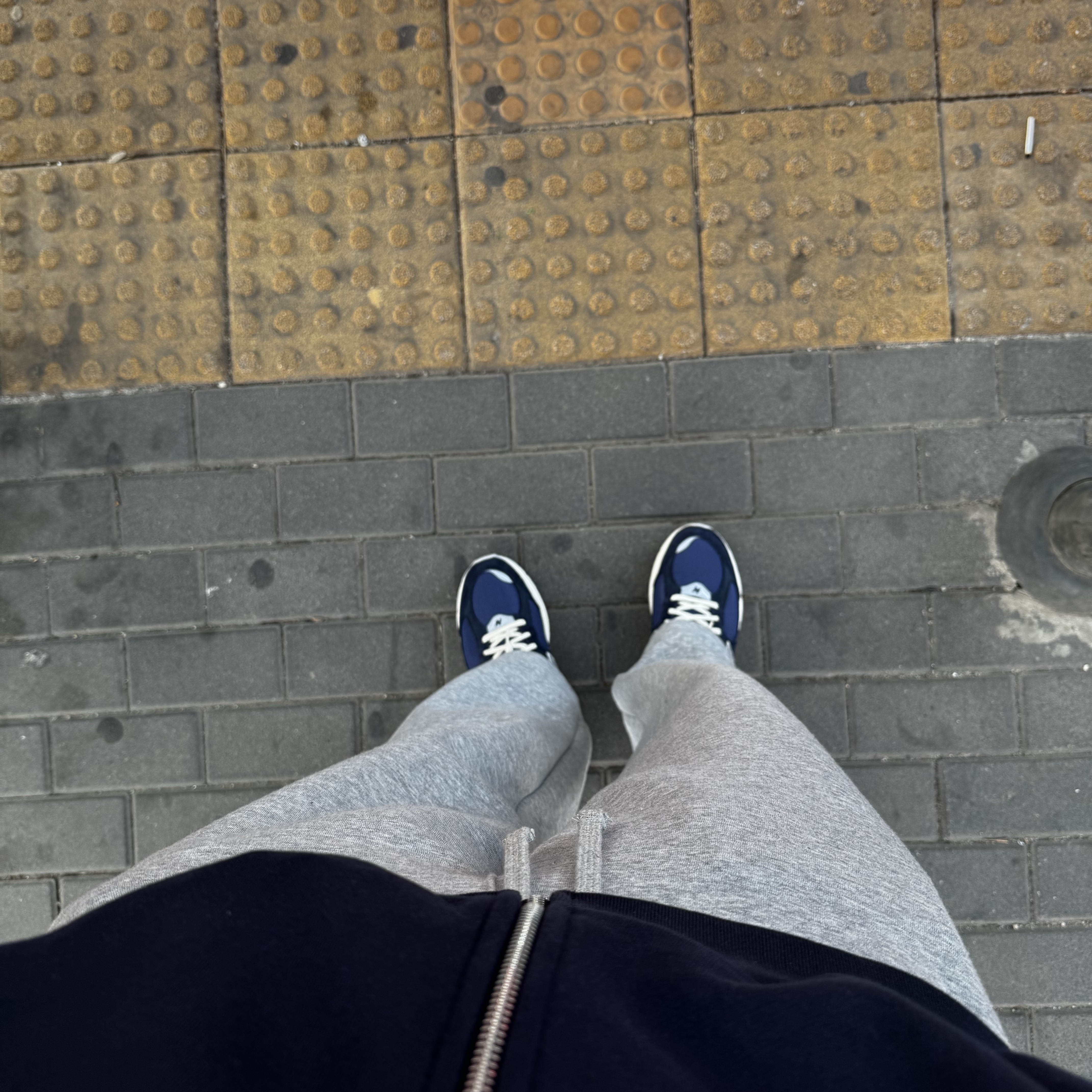 New Balance 2002R Special Vintage Navy 착용 스타일