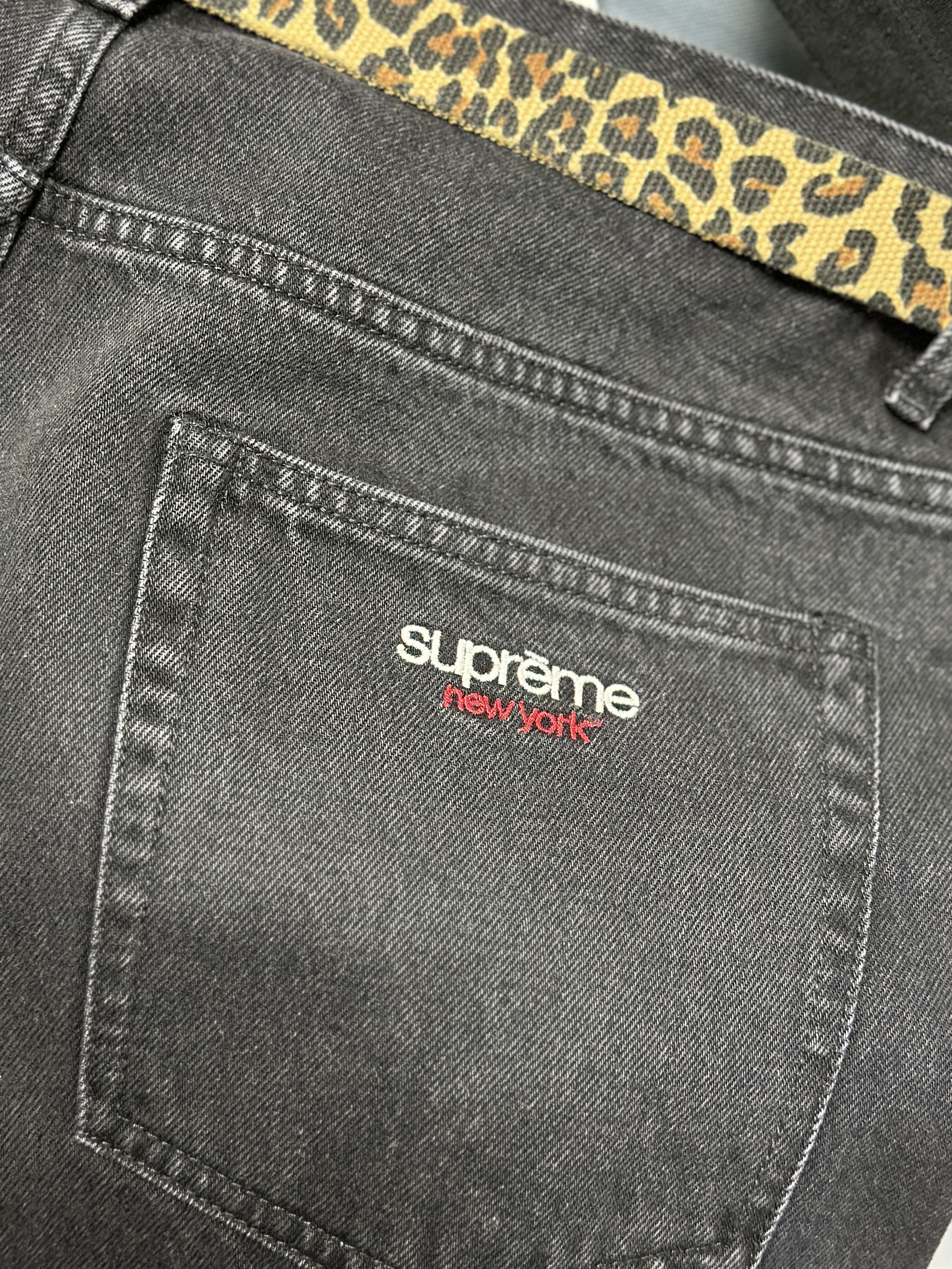 Supreme Baggy Denim Short Black - 24SS, Supreme x Toy Machine Webbing Belt Leopard - 24SS 착용 스타일 - 2