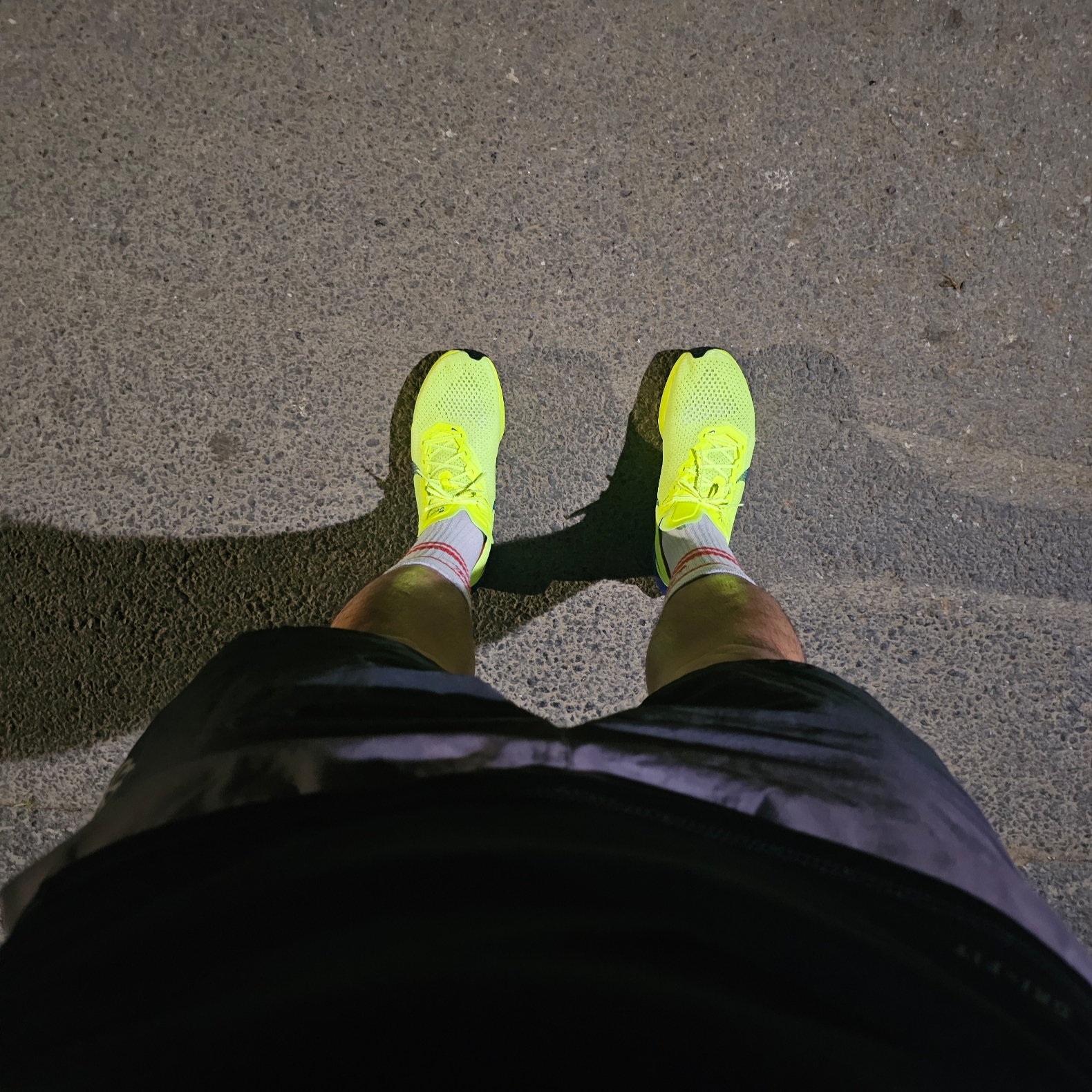 Nike ZoomX Vaporfly Next% 3 Volt Scream Green, Nike NSW Everyday Essential Crew Socks White University Red (3 Pack/Korean Ver.) 착용 스타일
