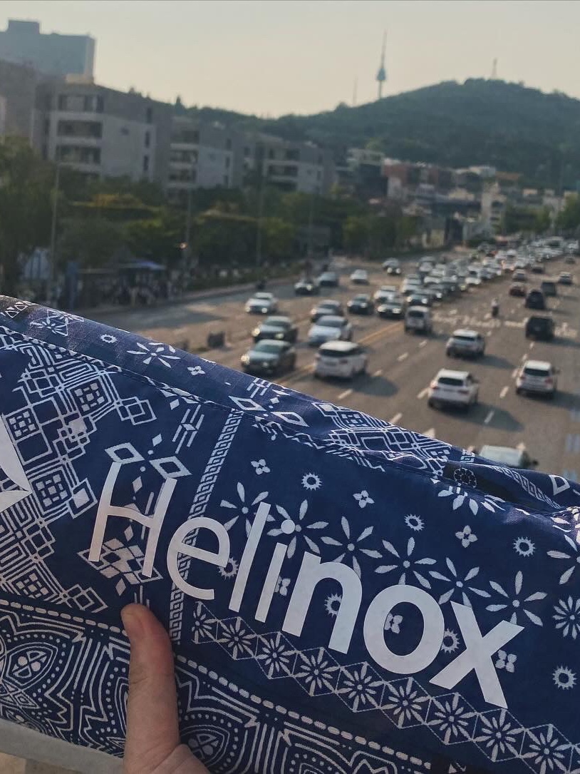 Helinox Sunset Chair Blue Bandanna Quilt 착용 스타일 - 2