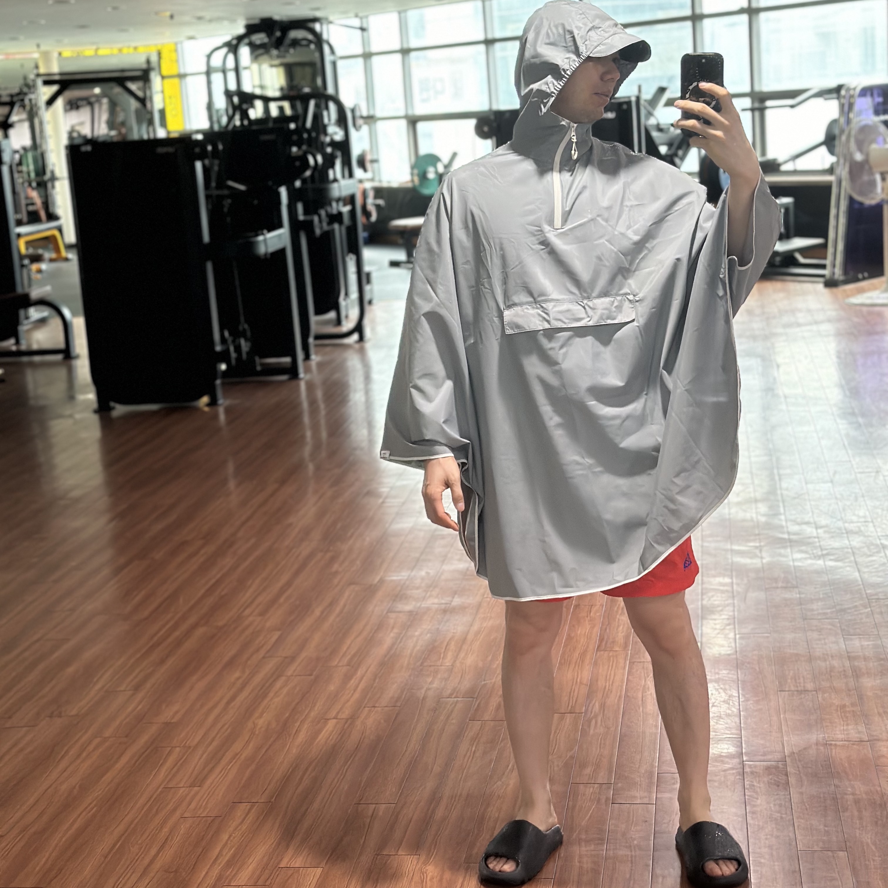 Starbucks x Hunter Light Rain Poncho Gray 착용 스타일 - 1