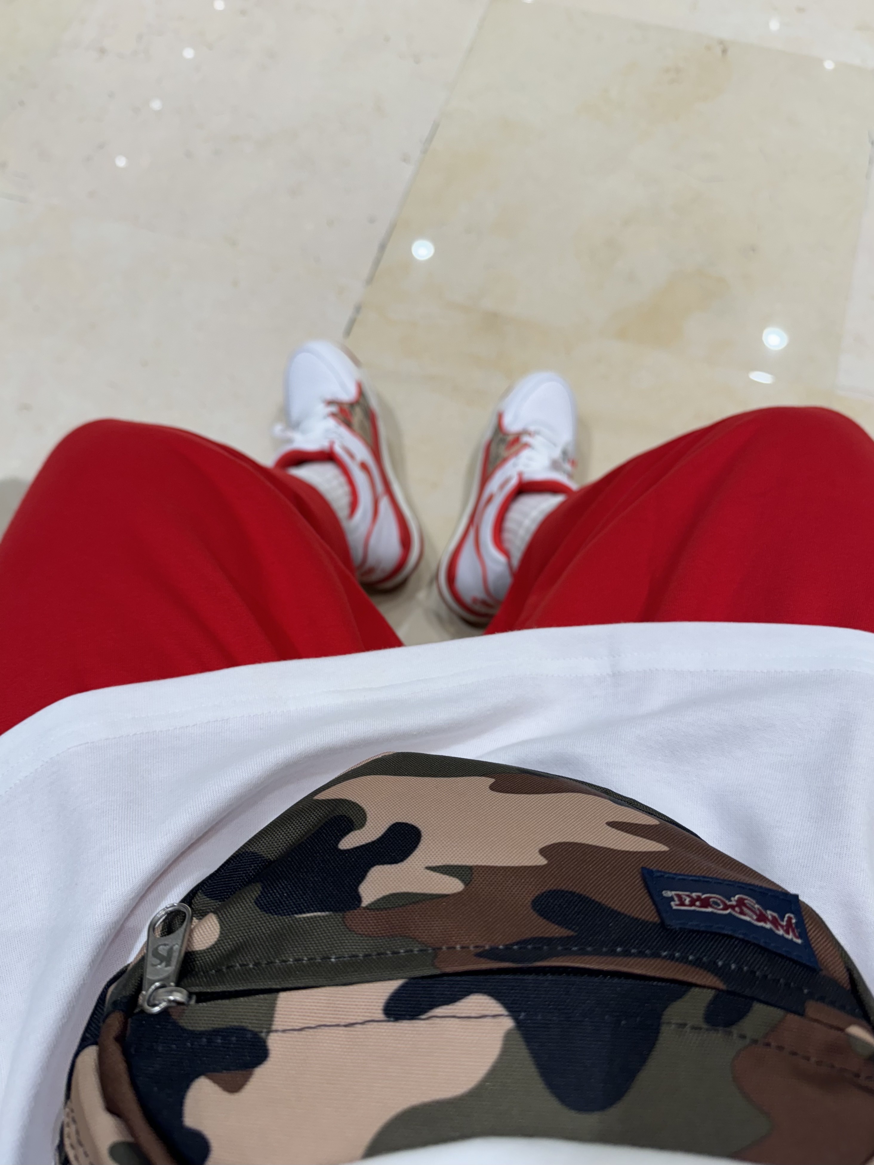 Nike x Stussy Air Flight 89 Low White Habanero Red Sail, Jordan 1 x Travis Scott x Fragment Retro Low OG SP Military Blue 착용 스타일 - 1