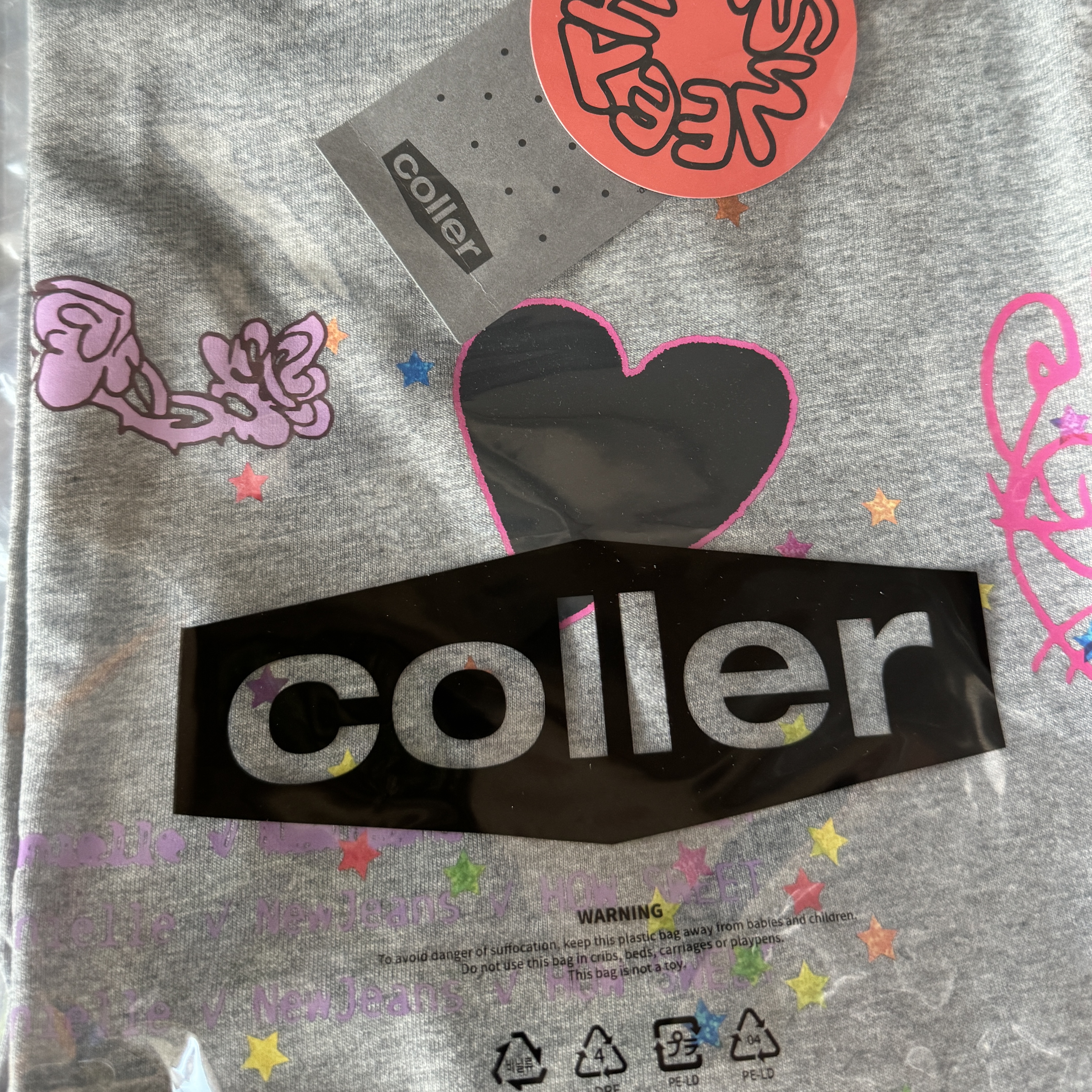 NewJeans How Sweet T-Shirt Danielle Grey 착용 스타일