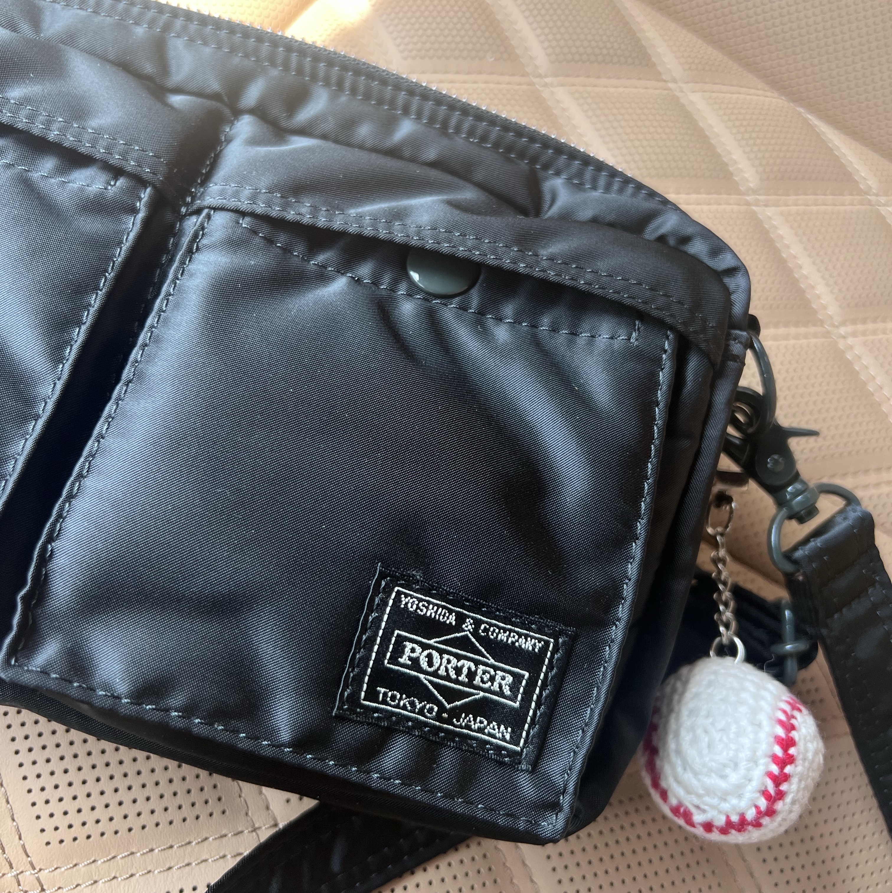 Porter Tanker Shoulder Bag Black 착용 스타일 - 1