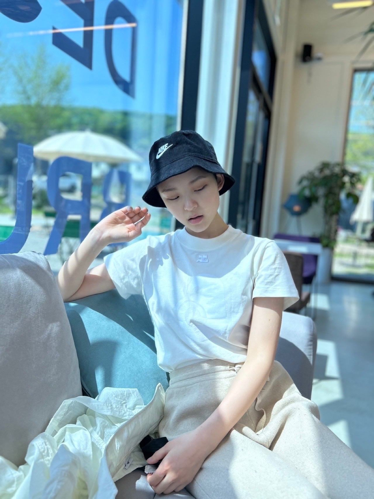 (W) Courreges Cotton Shell Print T-Shirt White, Nike Futura Corduroy Bucket Black 착용 스타일 - 2