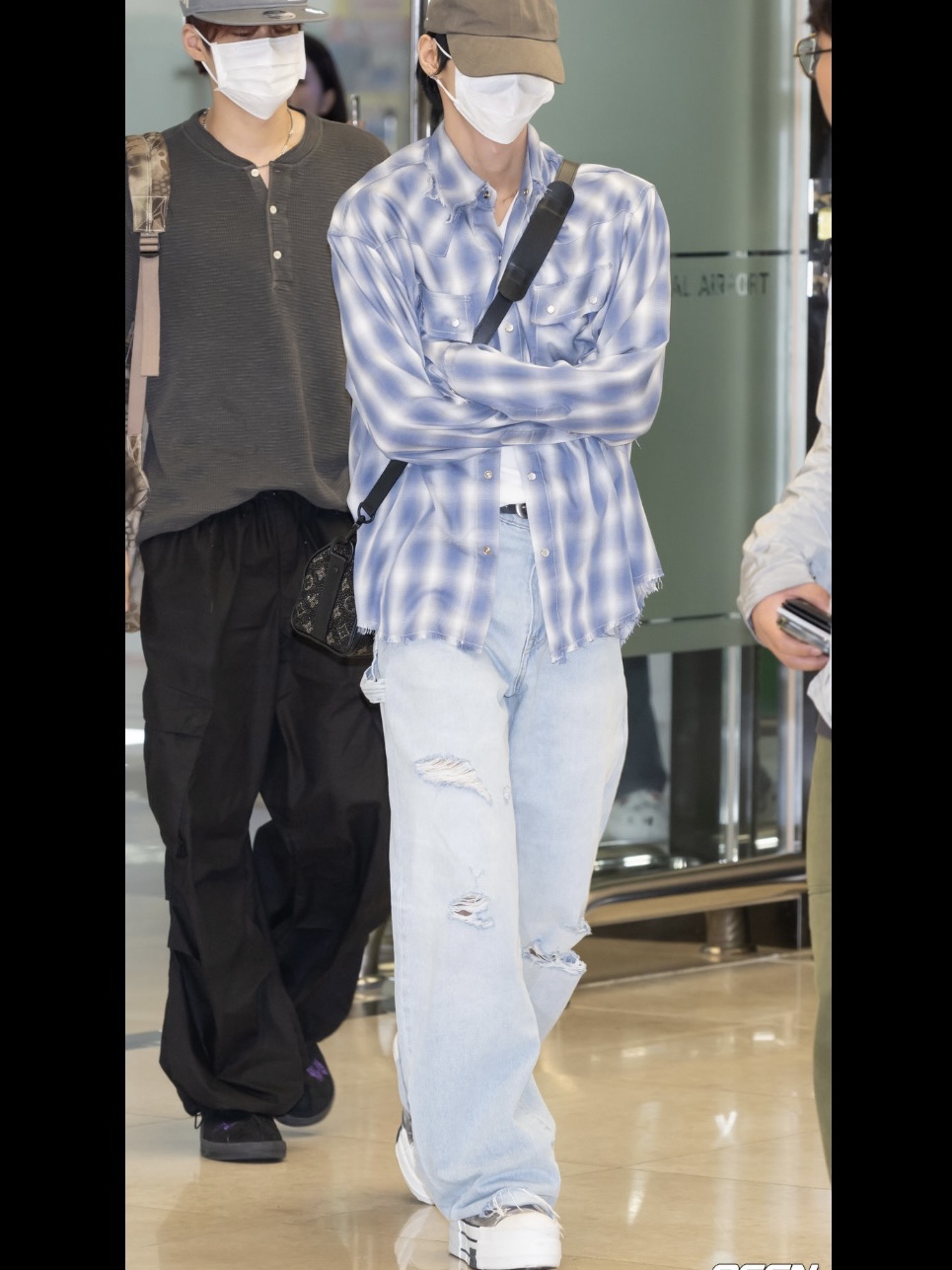 Levi's x Erl Stay Loose Jeans Indigo, Converse x Drkshdw DBL Drkstar Overdye Chuck 70 Hi Concrete 착용 스타일