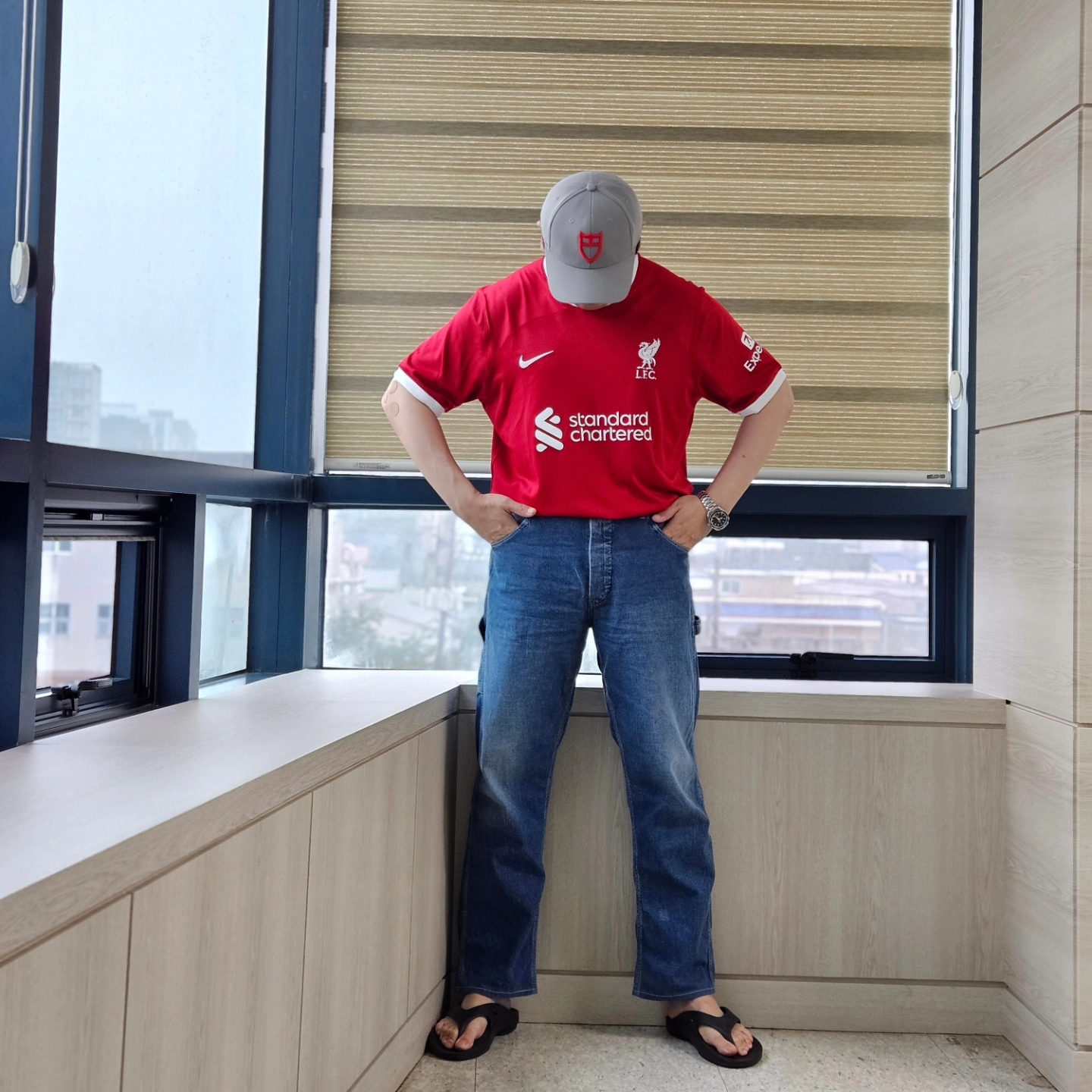 Nike Liverpool FC 2023/24 Dri-Fit Stadium Home Jersey Gym Red (Non Marking Ver.), Omega Seamaster Planet Ocean 600M Co Axial Master Chronometer Steel Black 착용 스타일 - 2