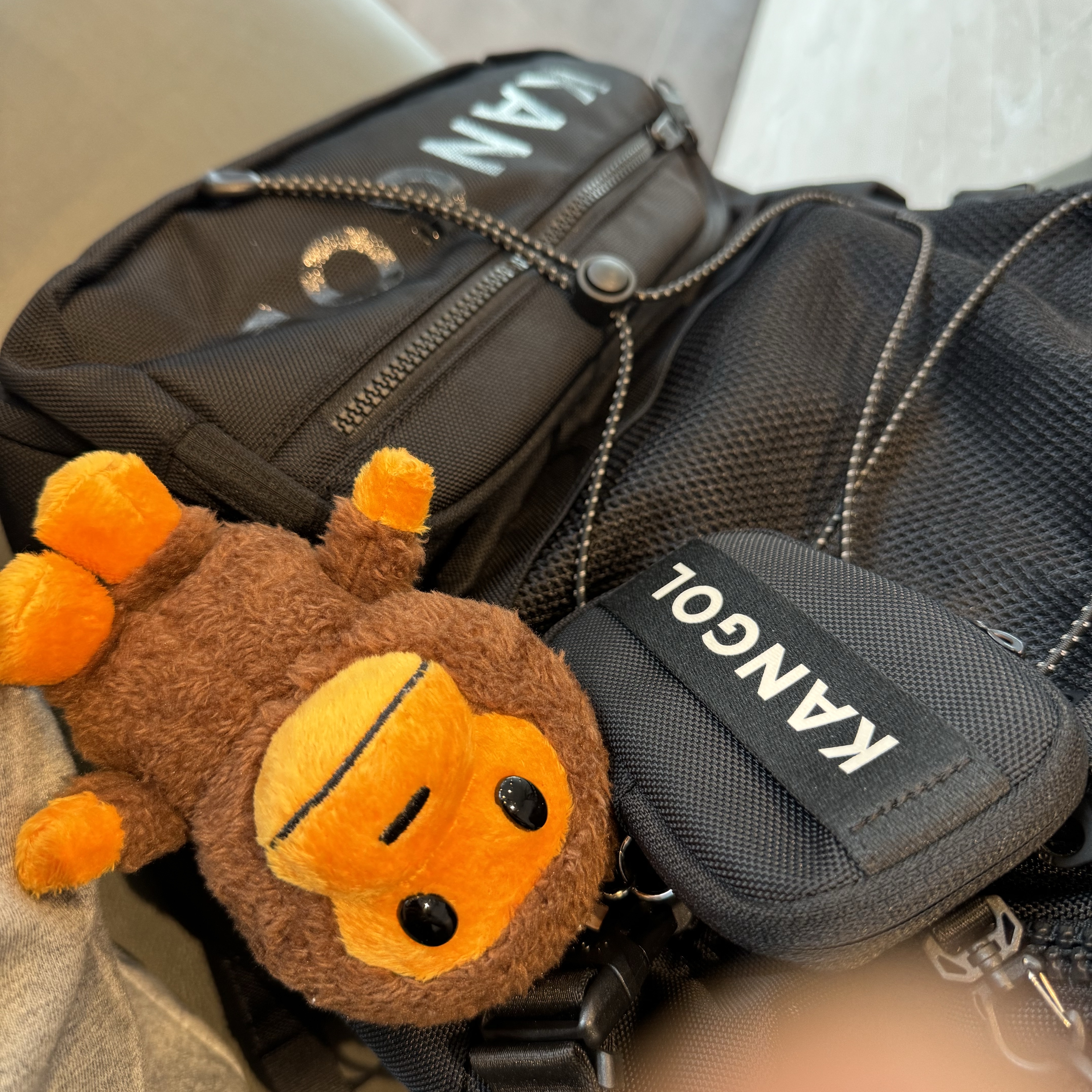 BAPE Baby Milo Plush Doll Key Chain 12cm Brown 착용 스타일 - 2