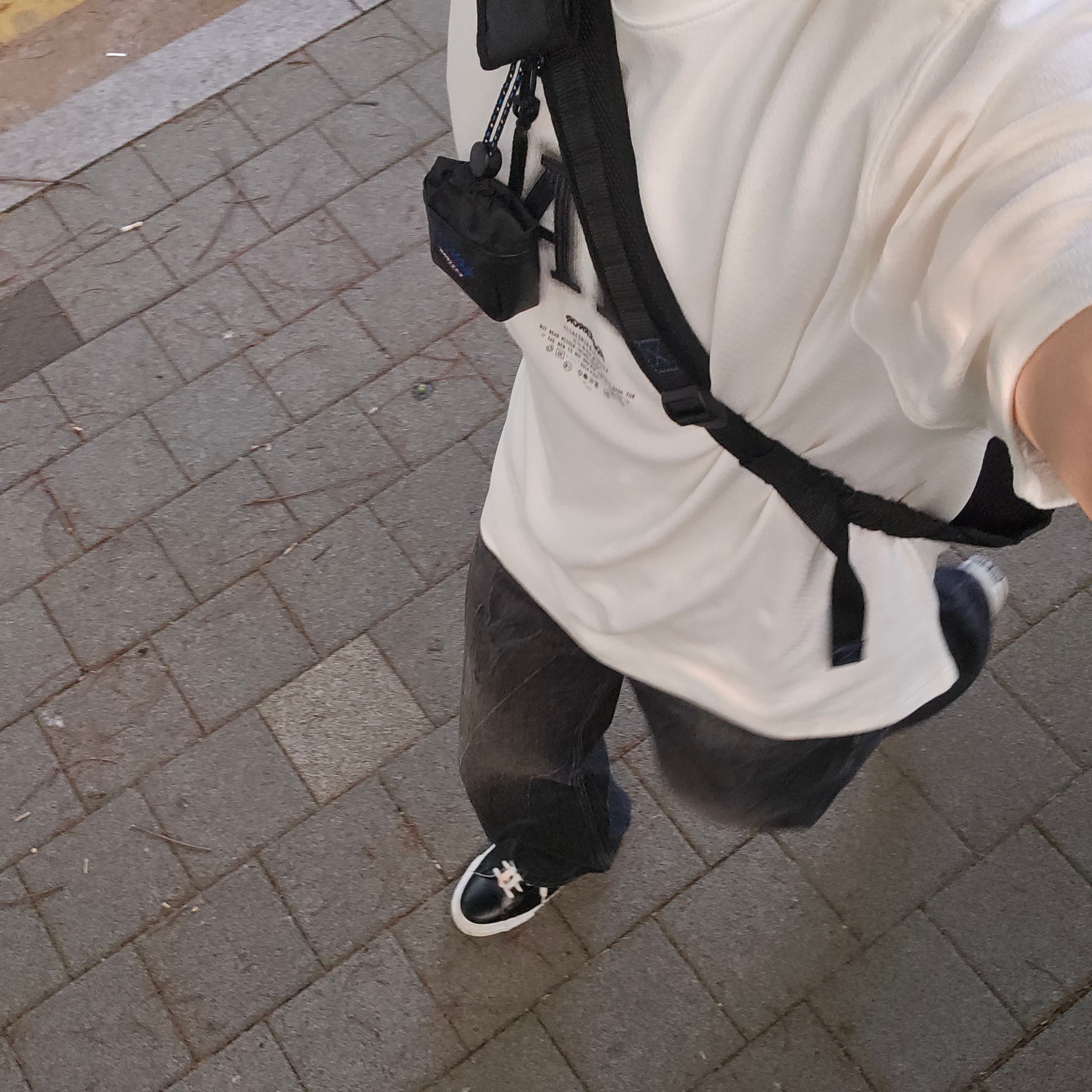 Ader Error Nolc Logo T-Shirt Off White, Ader Error x Eastpak Up-Down Sling Black 착용 스타일 - 3
