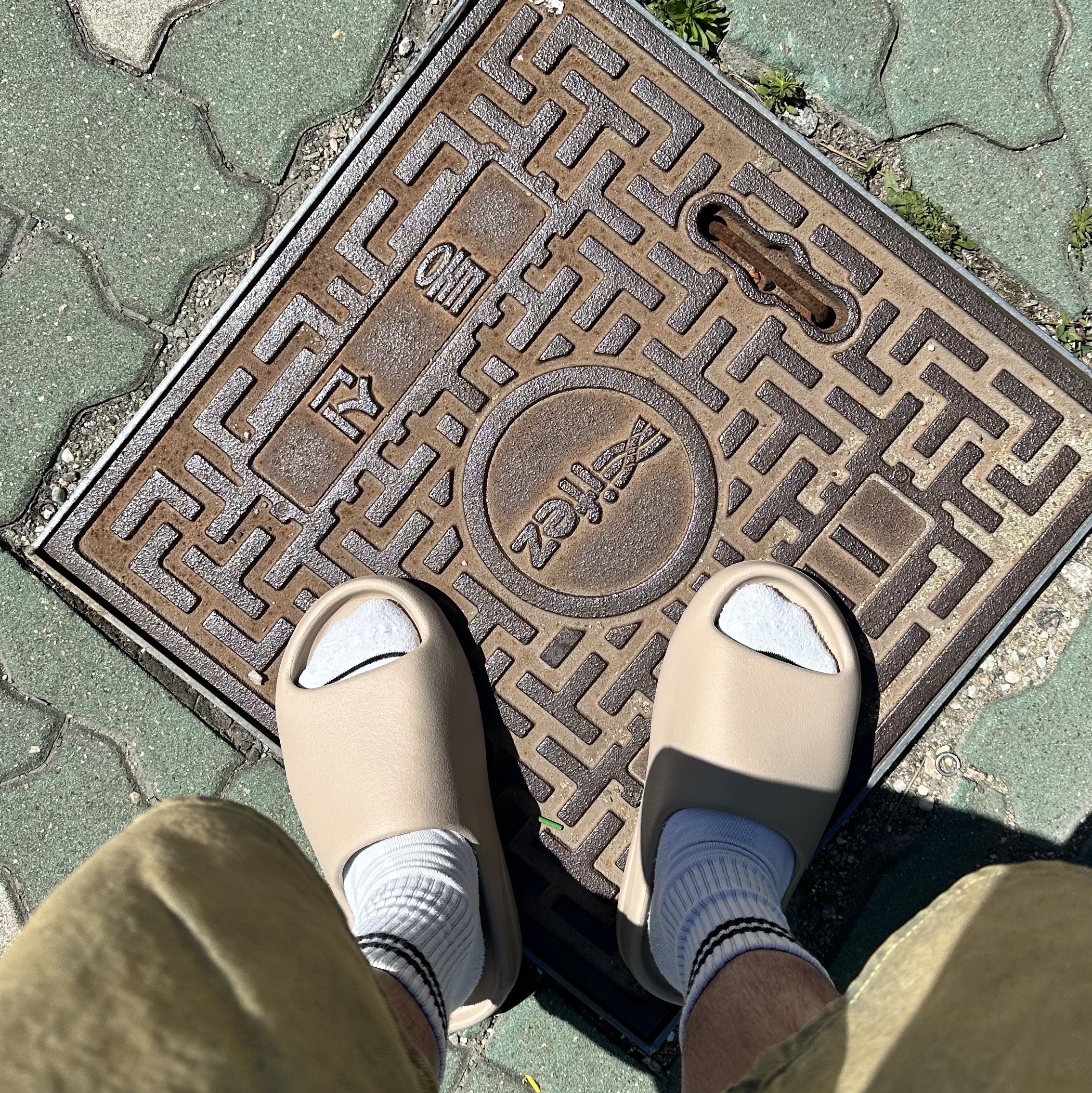 Adidas Yeezy Slide Pure - Re-Release Ver., Stussy Denim Big OL' Shorts Beach Wash 착용 스타일 - 1