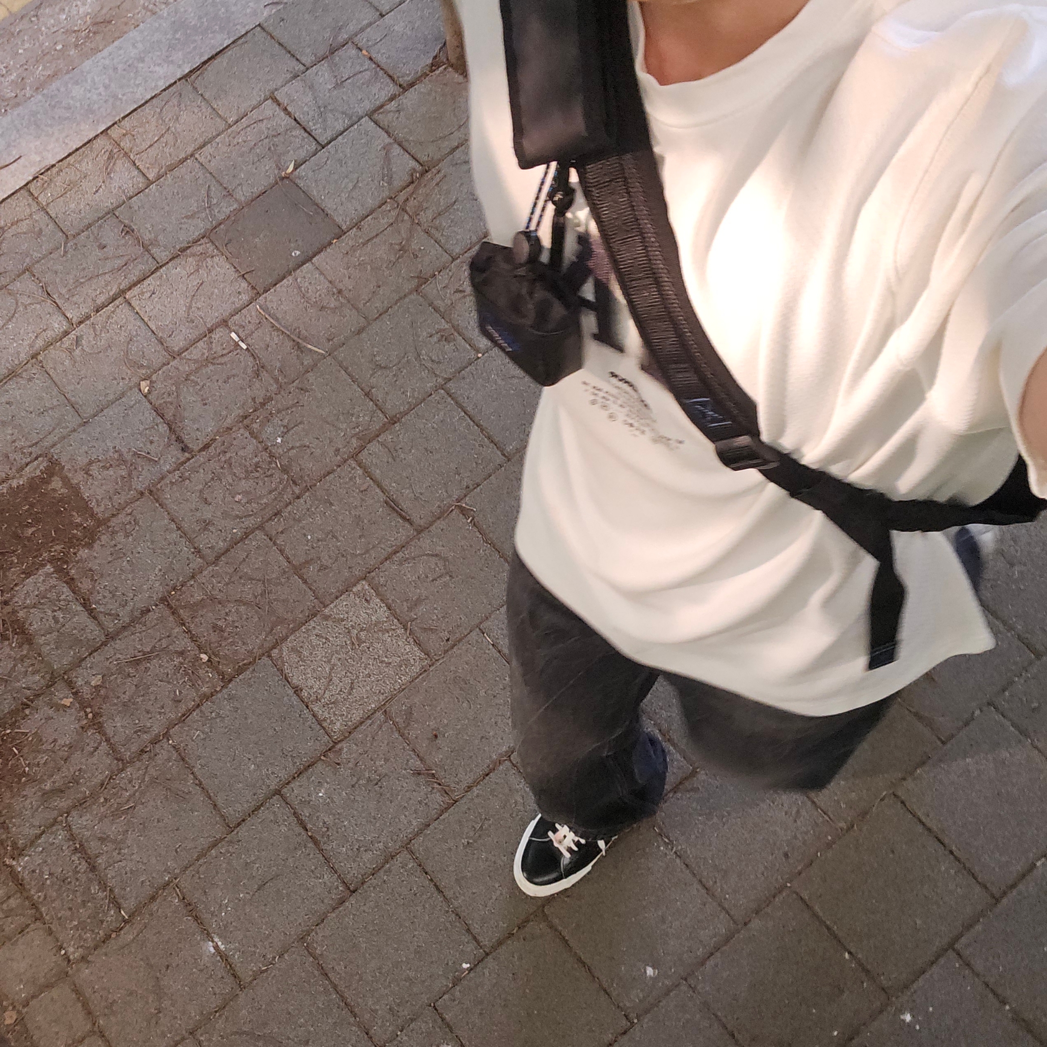 Ader Error Nolc Logo T-Shirt Off White, Ader Error x Eastpak Up-Down Sling Black 착용 스타일 - 1