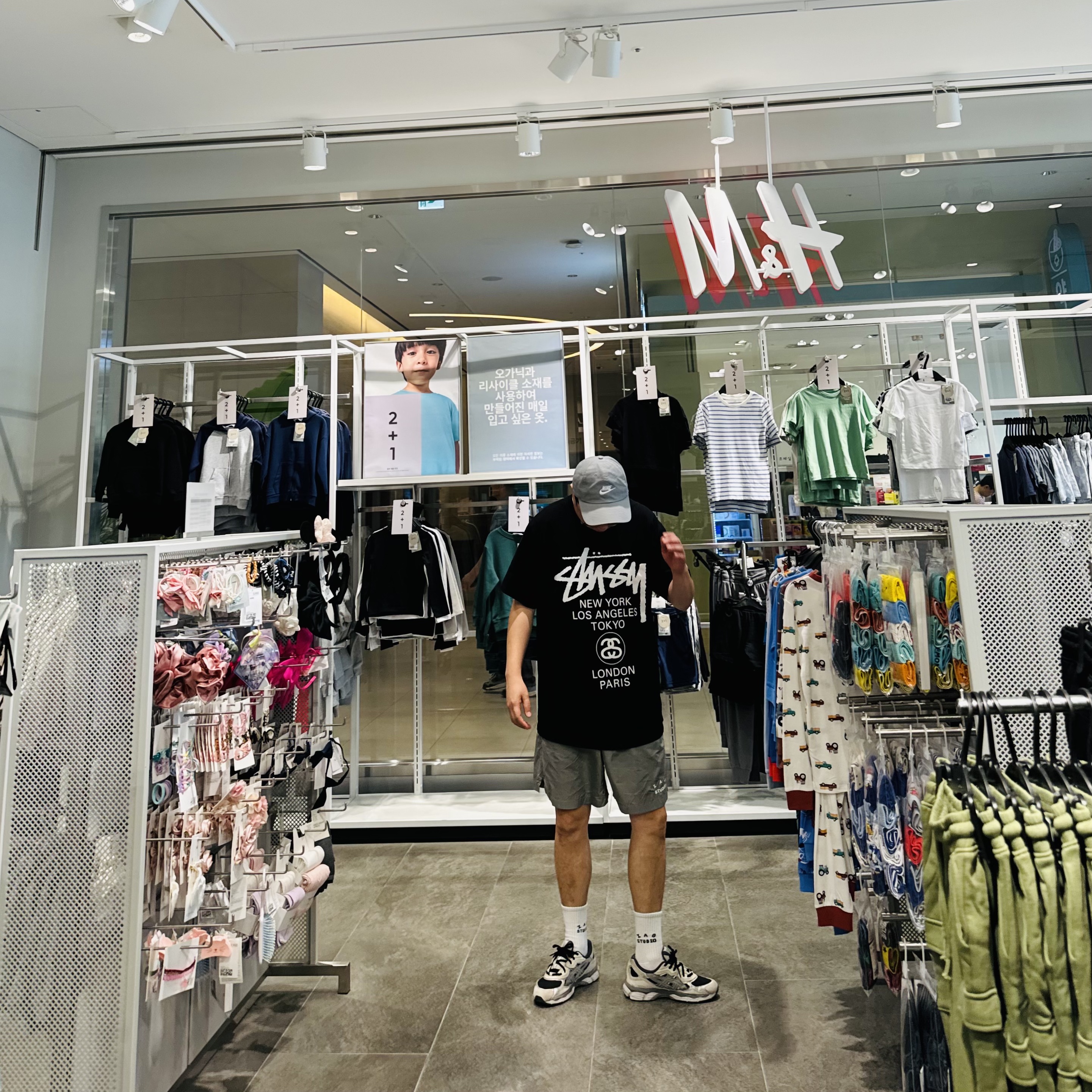 Nike Heritage 86 Futura Washed Cap Particle Grey, Stussy World Tour T-Shirt Black 착용 스타일 - 1