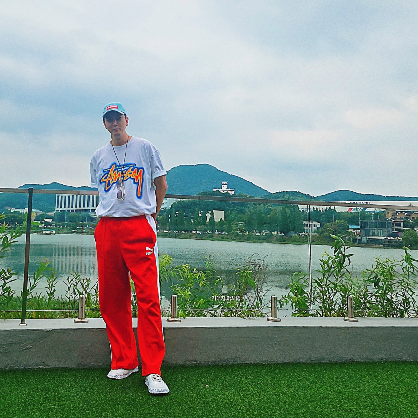 Stussy Thermal Stock T-Shirt White, Supreme Denim Camp Cap Washed Blue - 22FW 착용 스타일