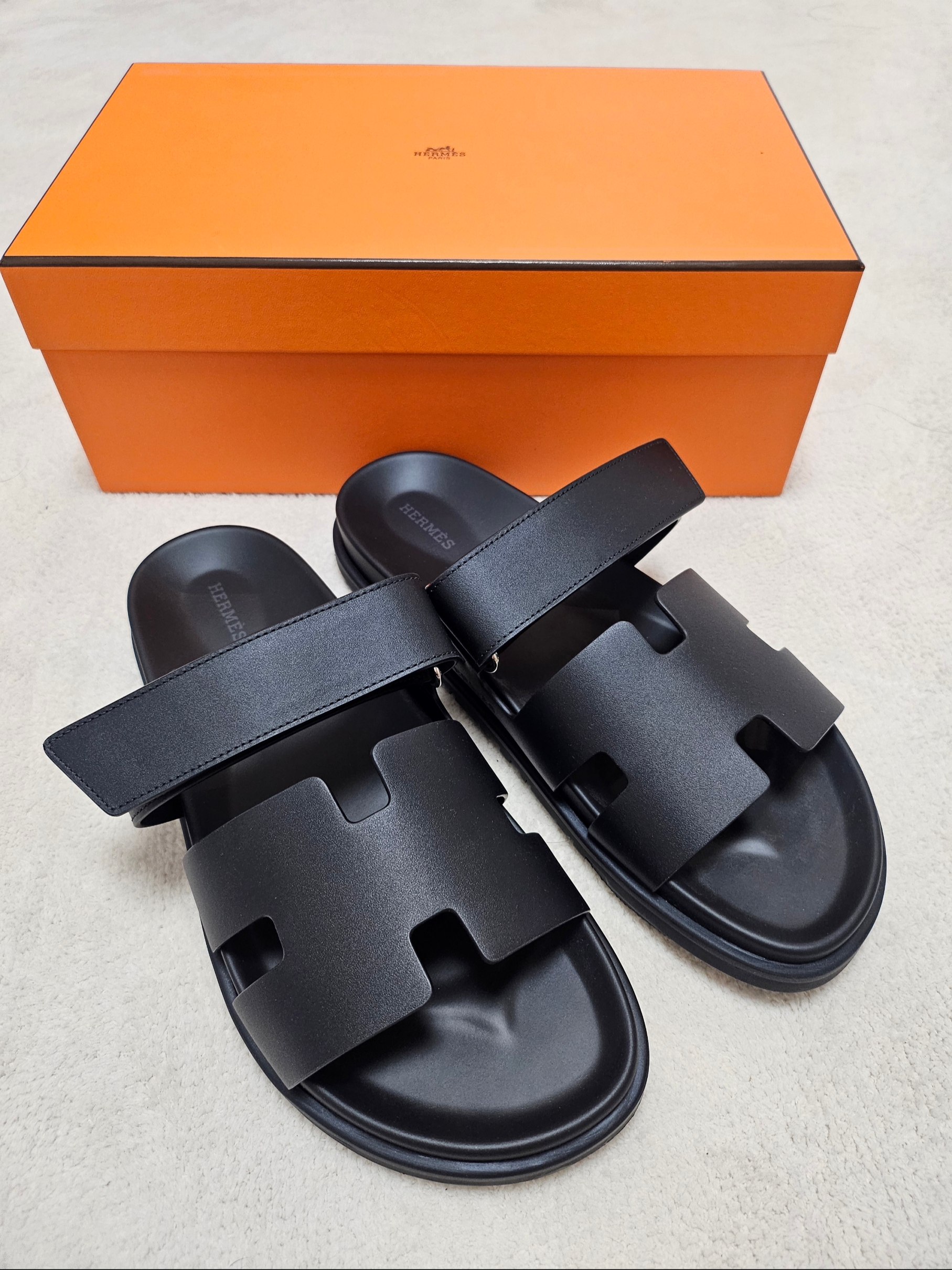 Hermes Chypre Sandal Calfskin & Noir 착용 스타일