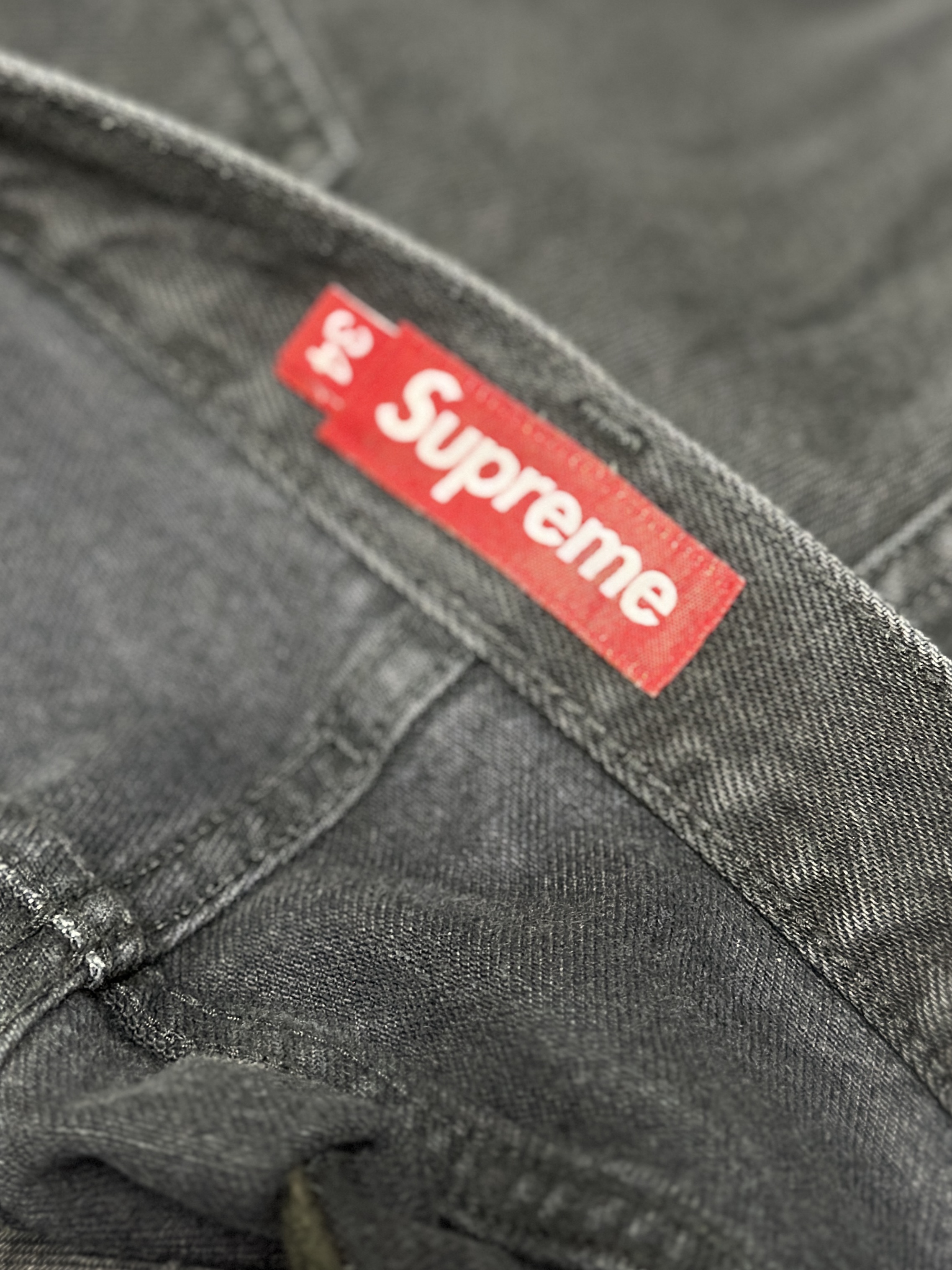 Supreme Baggy Denim Short Black - 24SS, Supreme x Toy Machine Webbing Belt Leopard - 24SS 착용 스타일 - 3