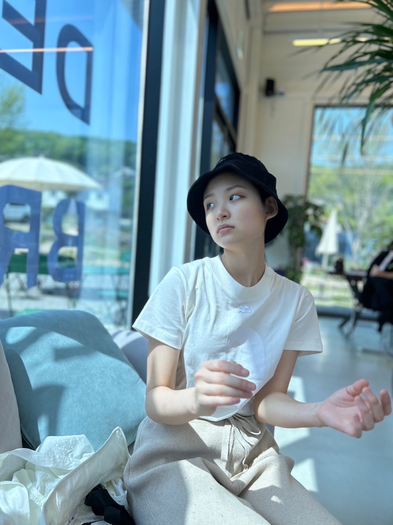 (W) Courreges Cotton Shell Print T-Shirt White, Nike Futura Corduroy Bucket Black 착용 스타일 - 1