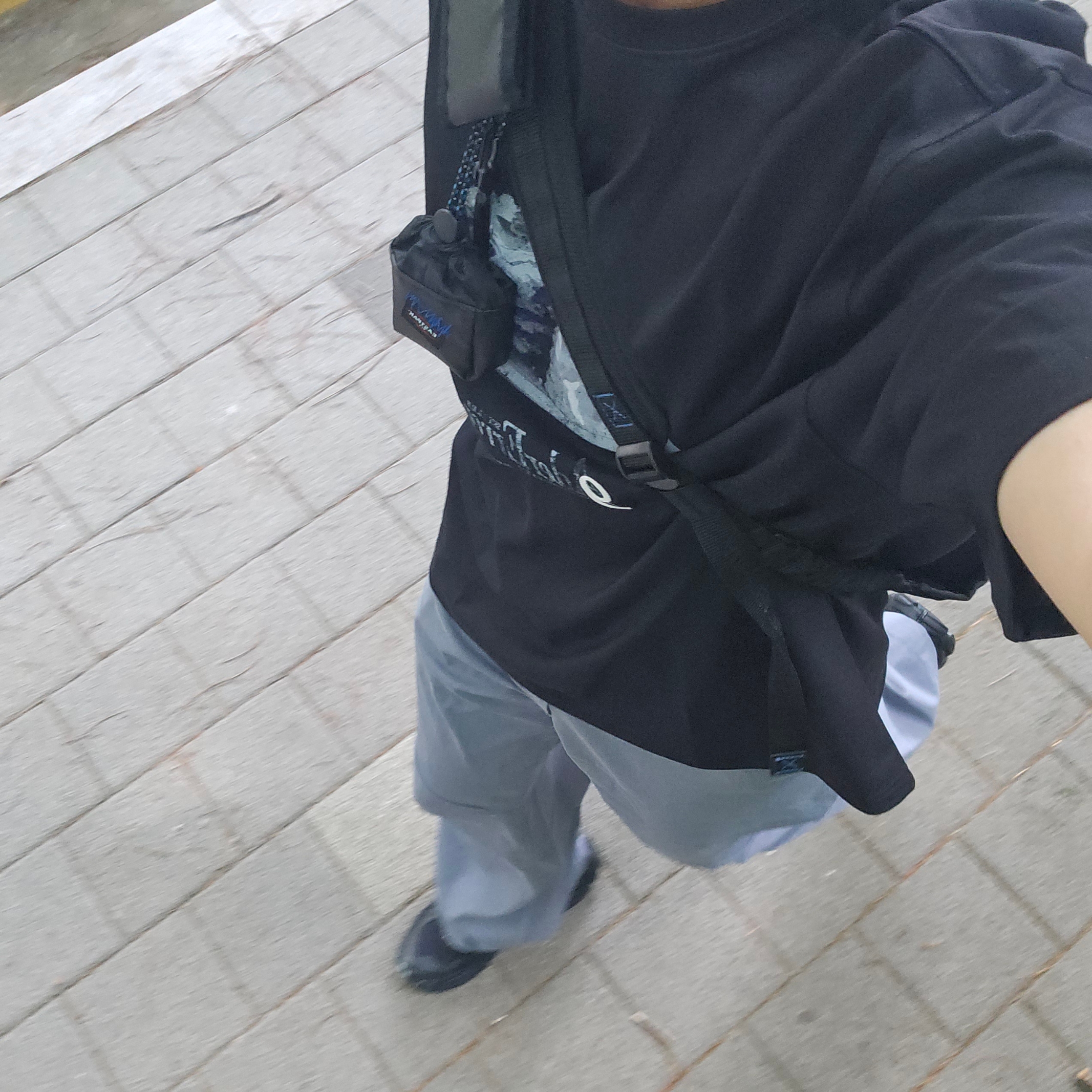 Ader Error Og; 9th @2231 T-Shirt Noir, Ader Error x Eastpak Up-Down Sling Black 착용 스타일 - 3
