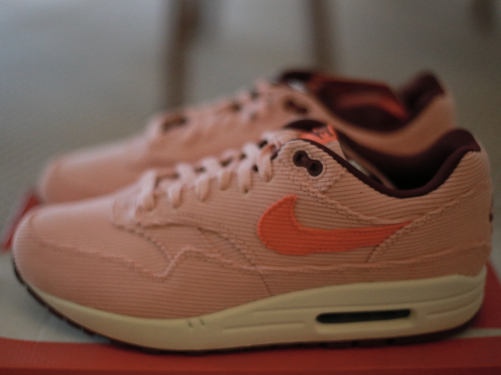 Nike Air Max 1 Premium Coral Stardust Corduroy 착용 스타일 - 1