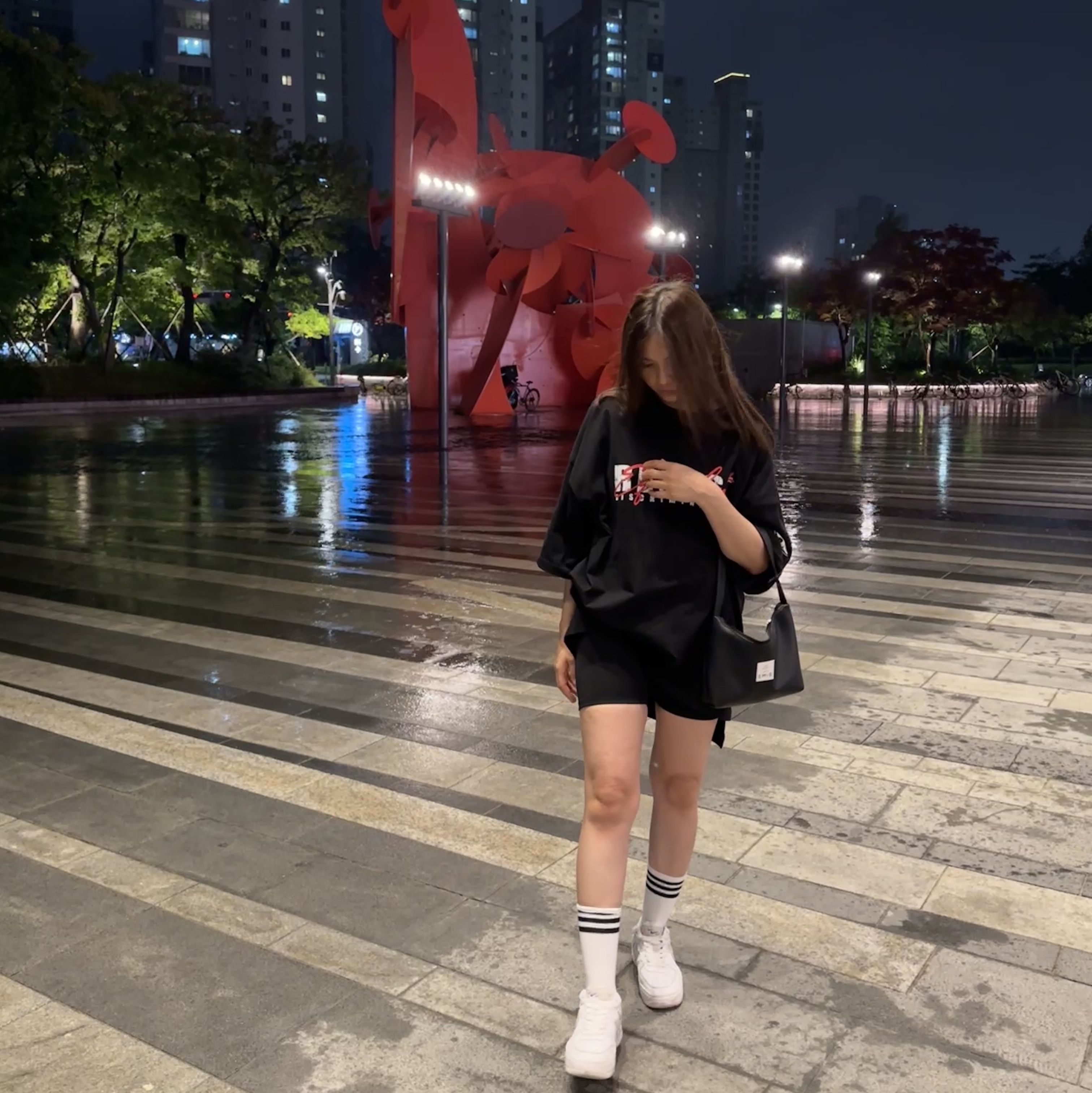 Emis New Leather Hobo Bag Black 착용 스타일
