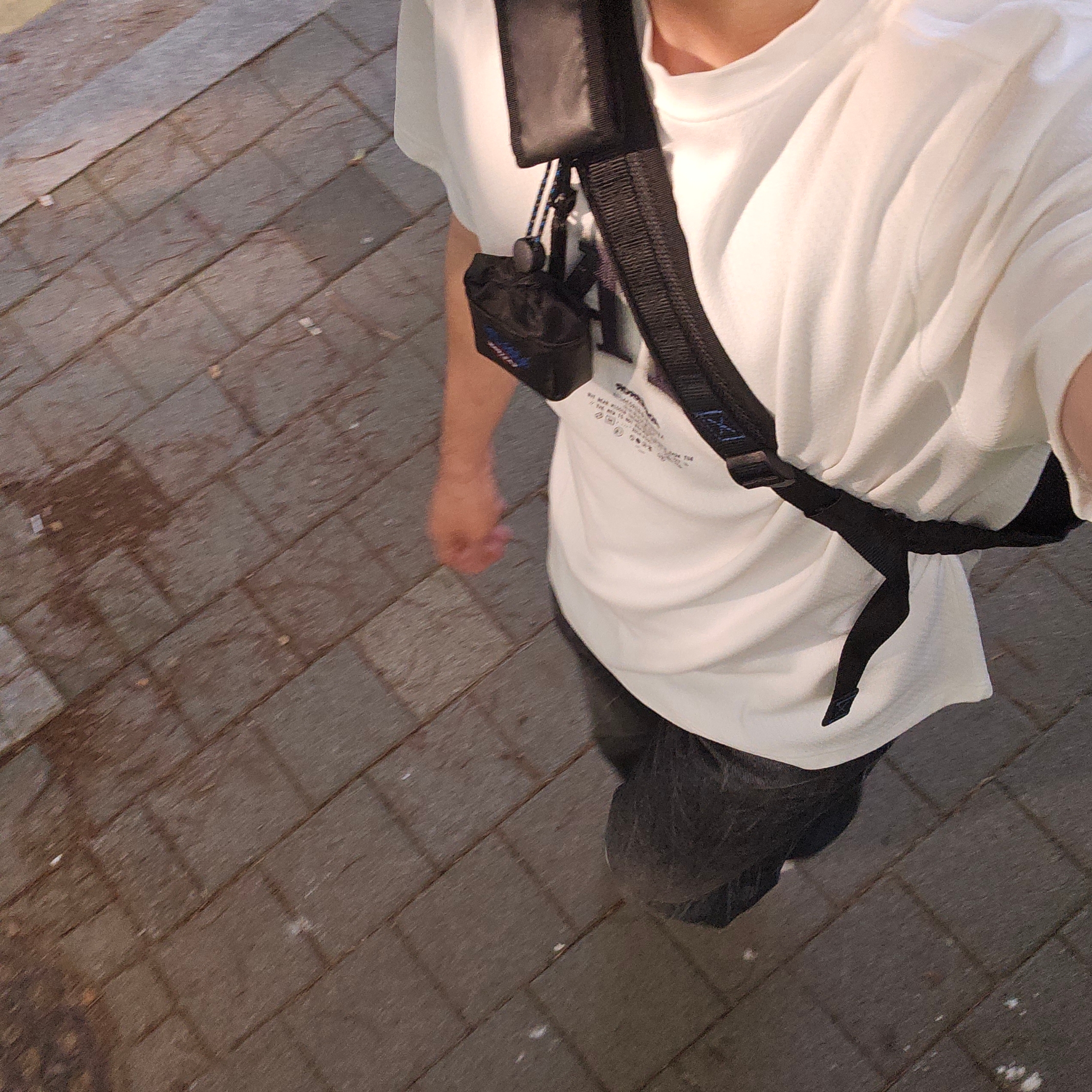 Ader Error Nolc Logo T-Shirt Off White, Ader Error x Eastpak Up-Down Sling Black 착용 스타일 - 2