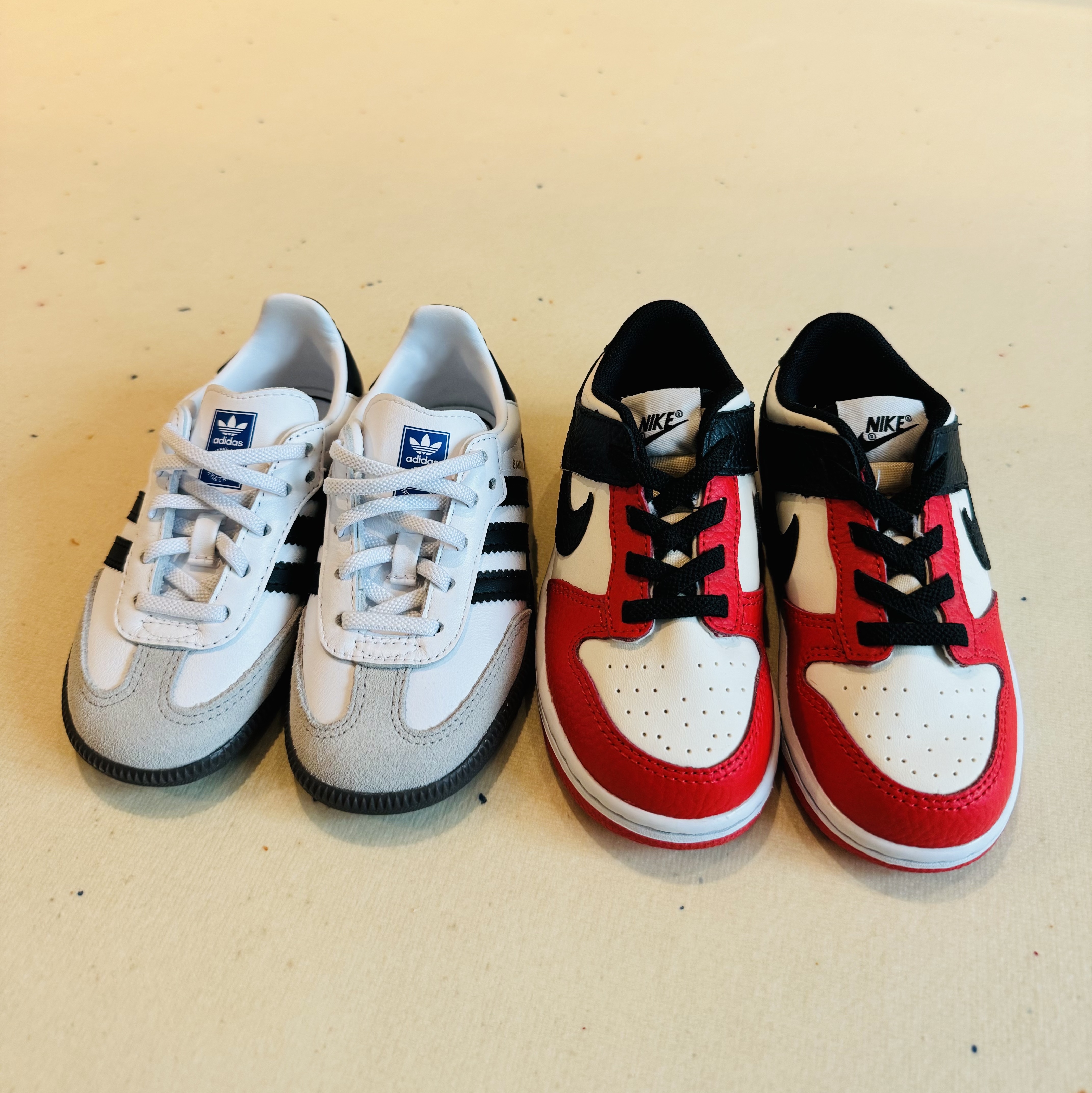 (Infant) Adidas Samba OG Cloud White Core Black, (TD) Nike x NBA Dunk Low Black and Chile Red 착용 스타일 - 1