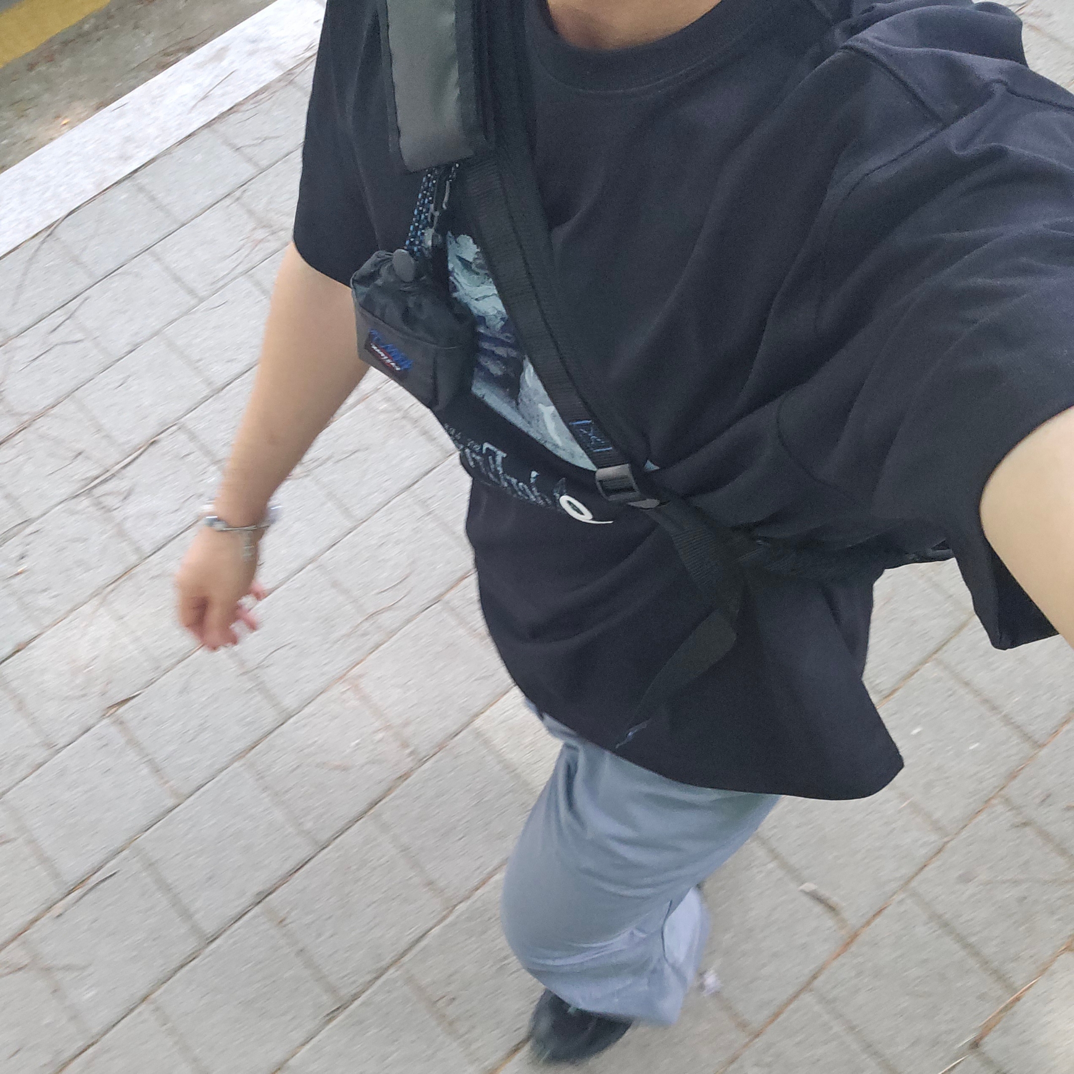 Ader Error Og; 9th @2231 T-Shirt Noir, Ader Error x Eastpak Up-Down Sling Black 착용 스타일 - 1