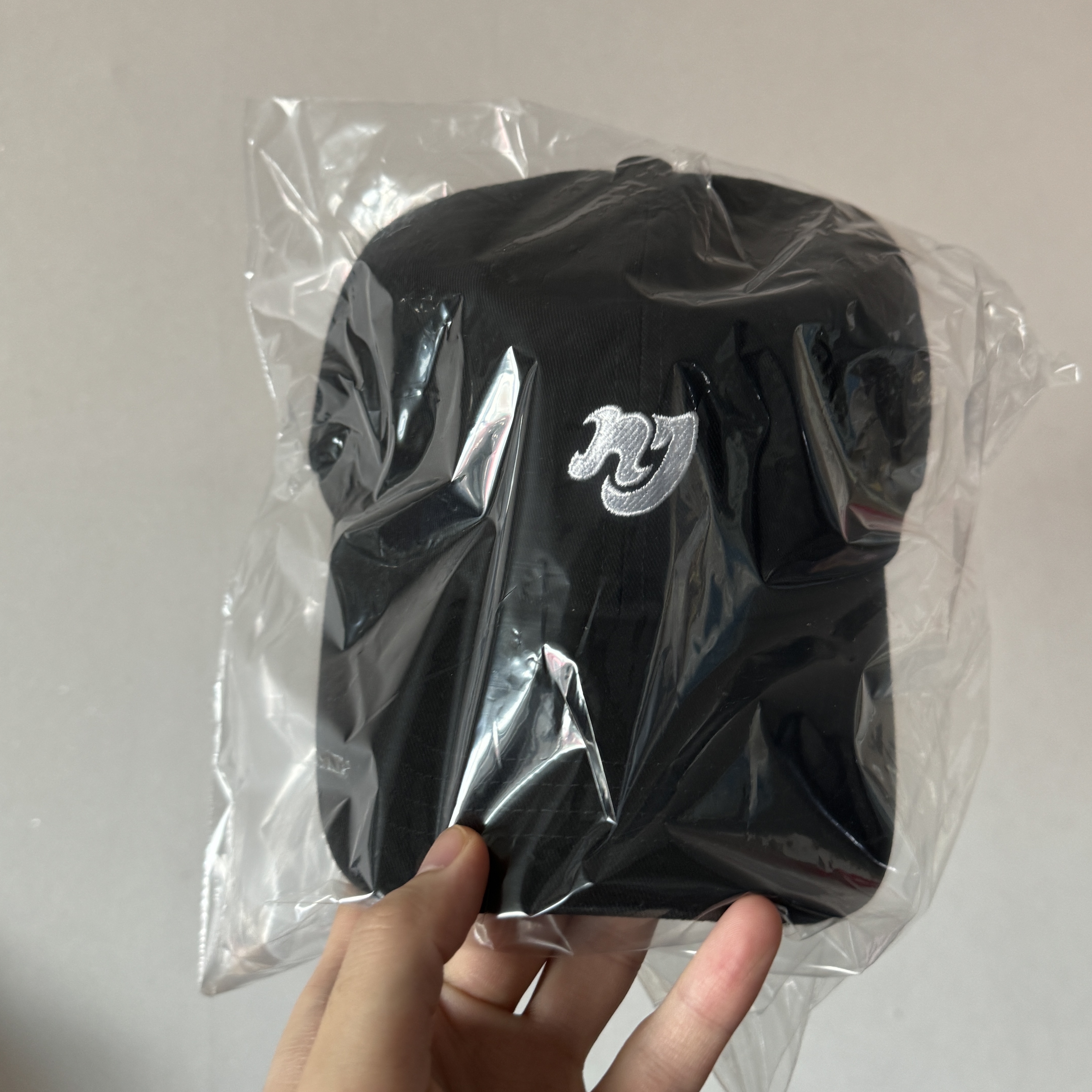 NewJeans x Hiroshi Fujiwara Coller Baseball Cap Black Ver. 2 착용 스타일