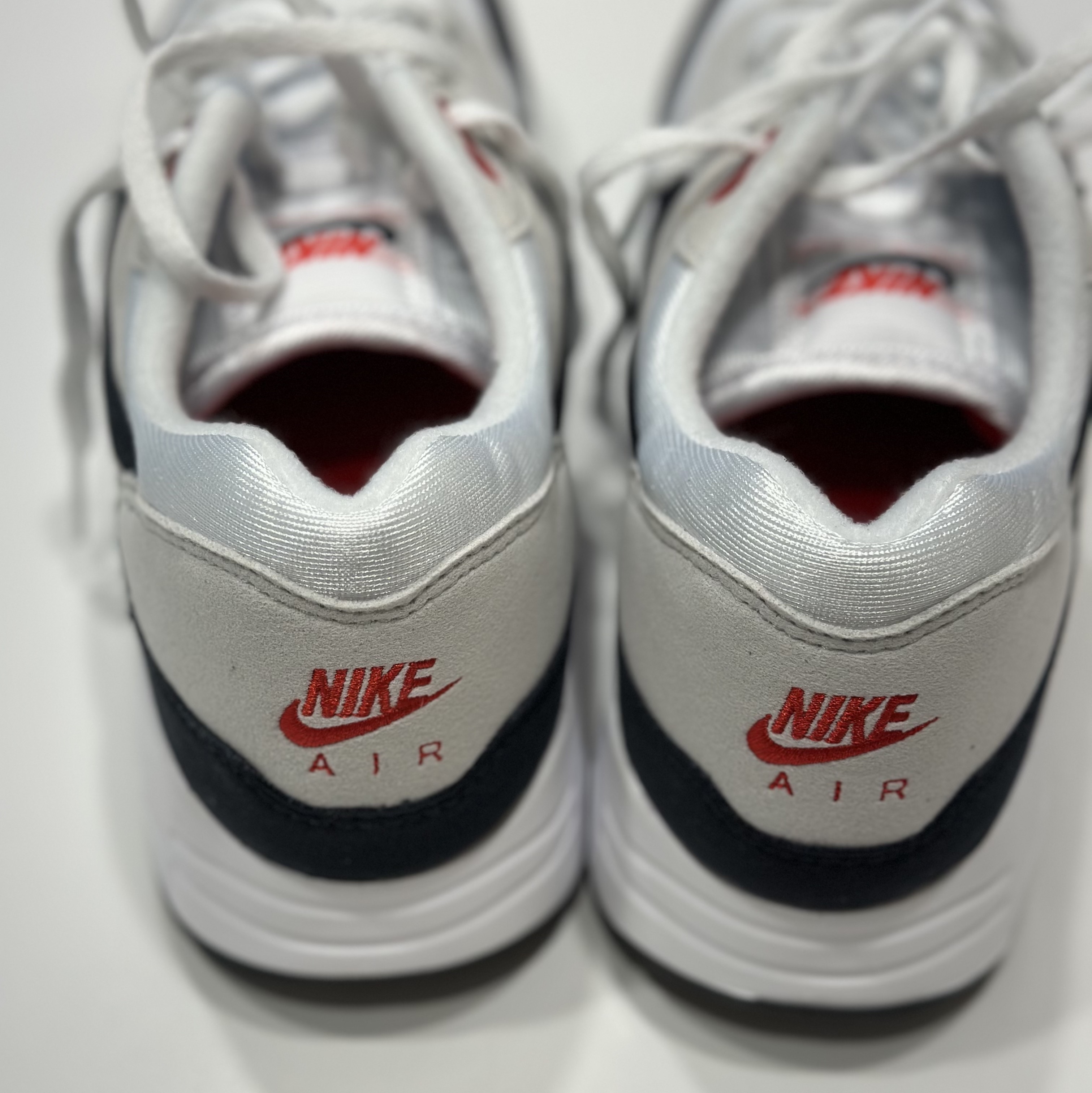 Nike Air Max 1 '86 Dark Obsidian and University Red 착용 스타일 - 3