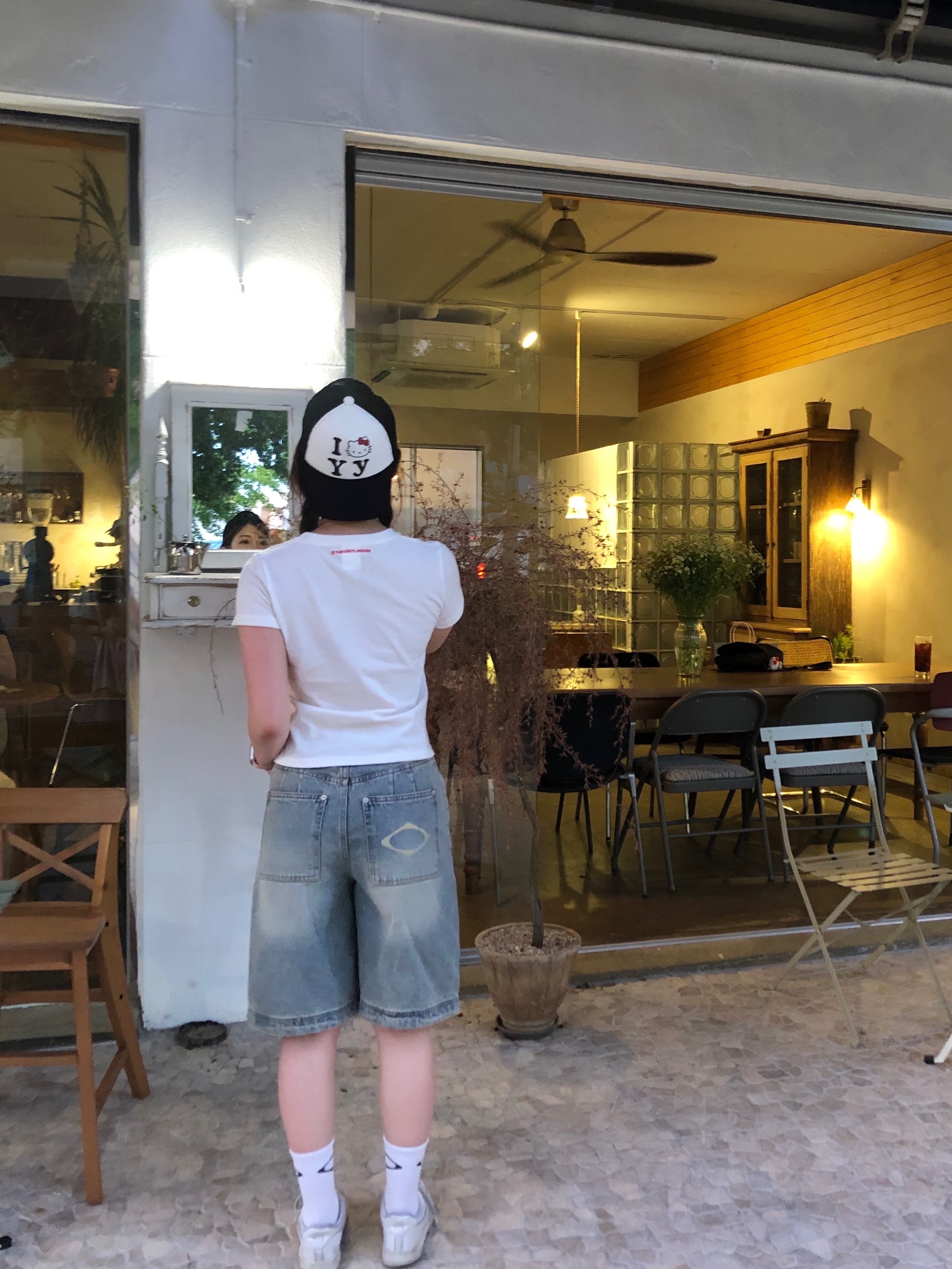 (W) Mischief Denim Bermuda Pants Light Blue, Open Yy x Hello Kitty Trucker Cap Black 착용 스타일 - 1