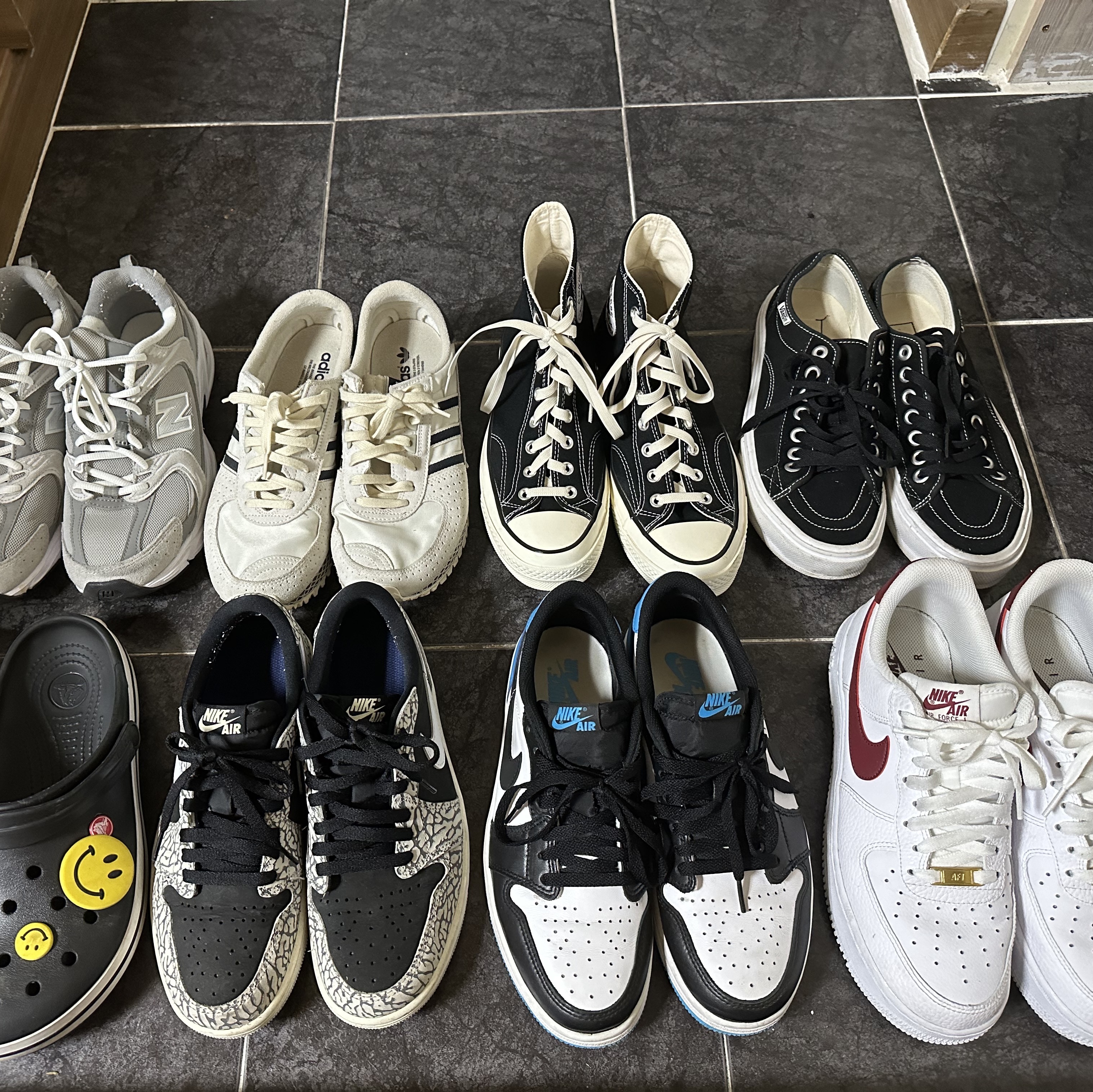 Nike Air Force 1 '07 Low White Team Red, Jordan 1 Retro Low OG Black and Dark Powder Blue 착용 스타일