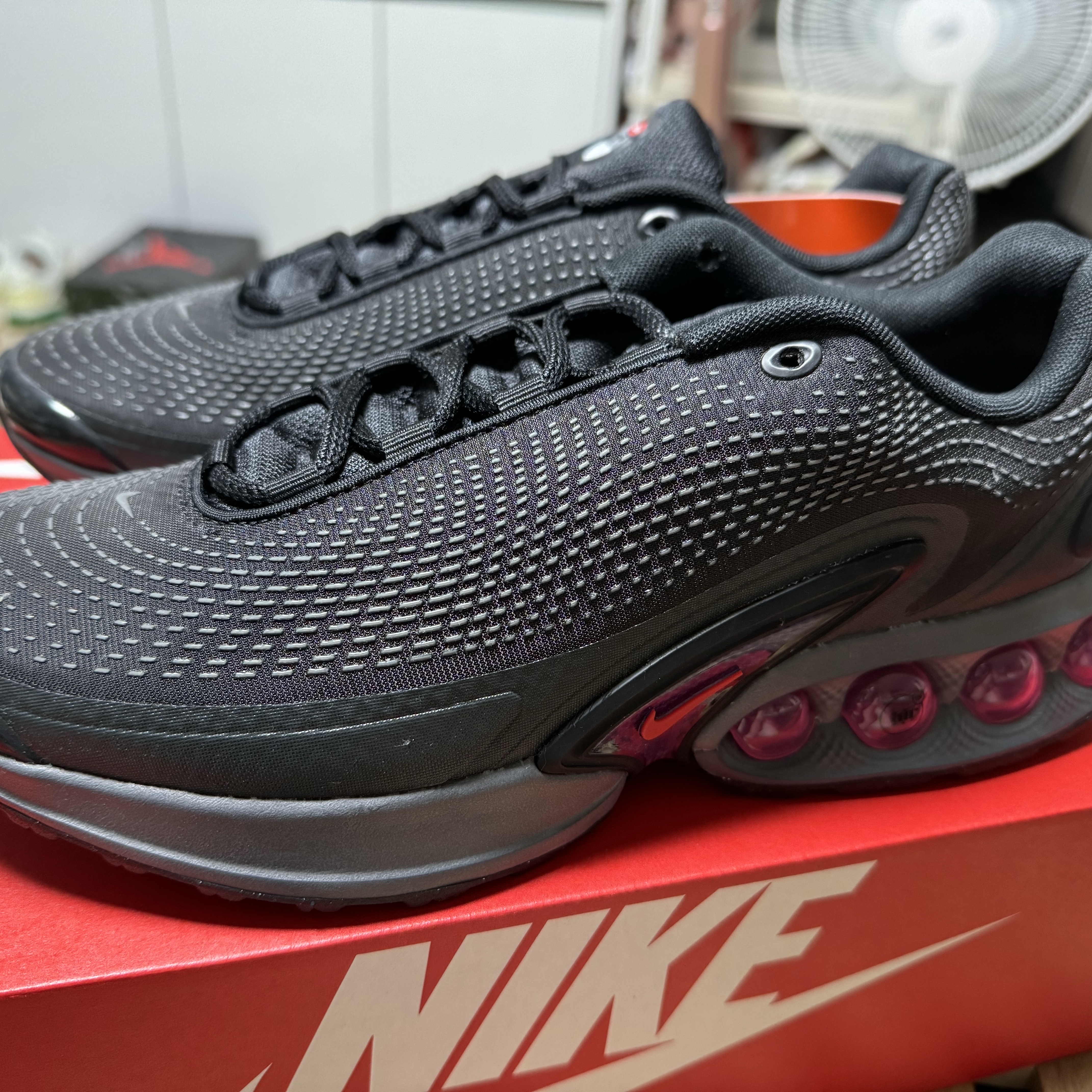 Nike Air Max Dn Black Light Crimson 착용 스타일 - 2