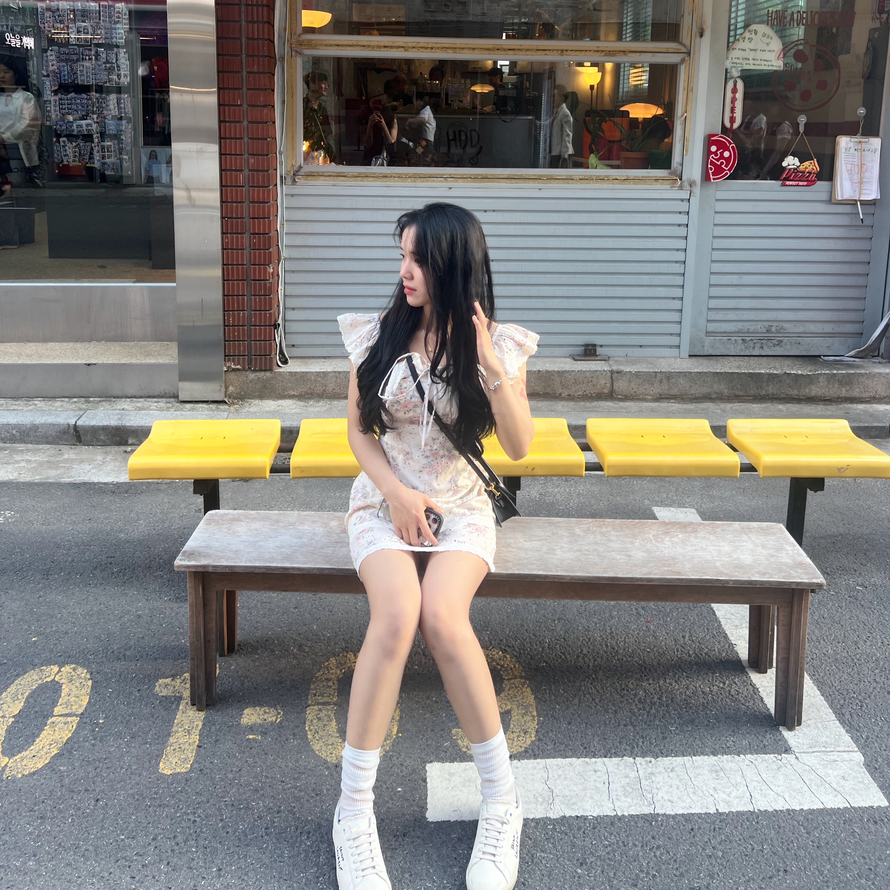 Apple iPhone 15 Pro 128GB White Titanium (Korean Ver.), Jacquemus Le Chiquito Signature Leather Mini Handbag Black 착용 스타일 - 4