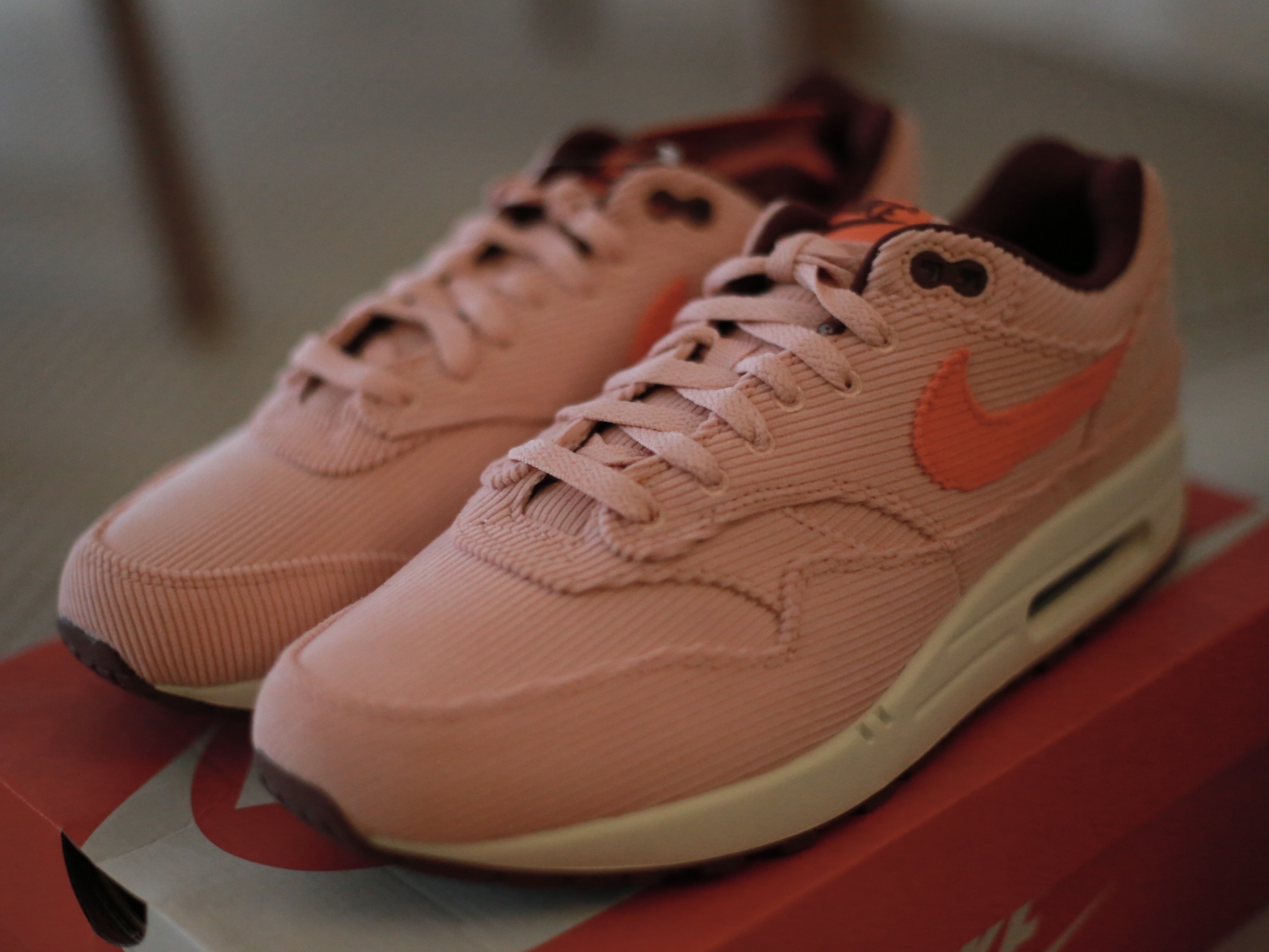 Nike Air Max 1 Premium Coral Stardust Corduroy 착용 스타일 - 2