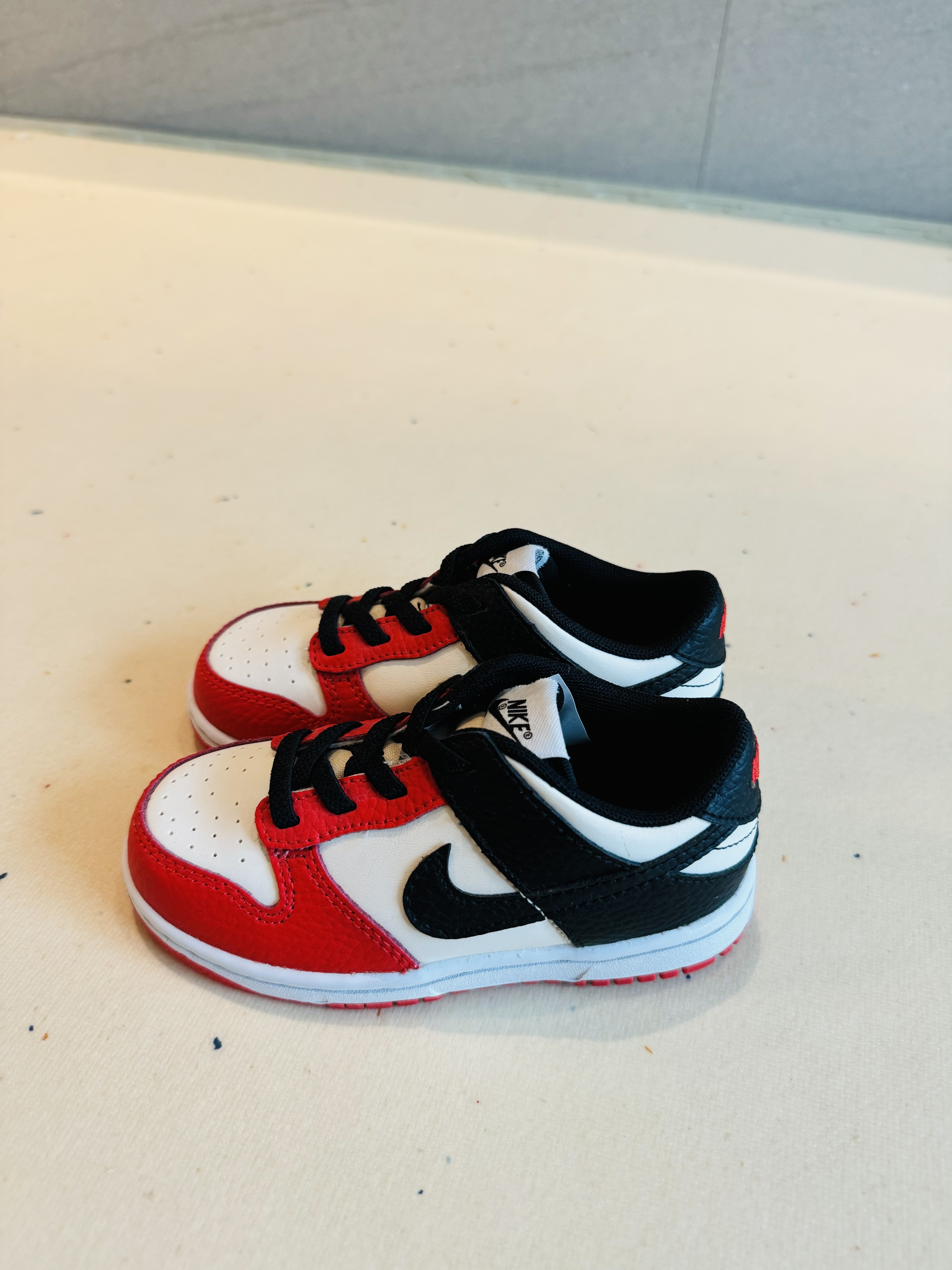 (TD) Nike x NBA Dunk Low Black and Chile Red 착용 스타일 - 1