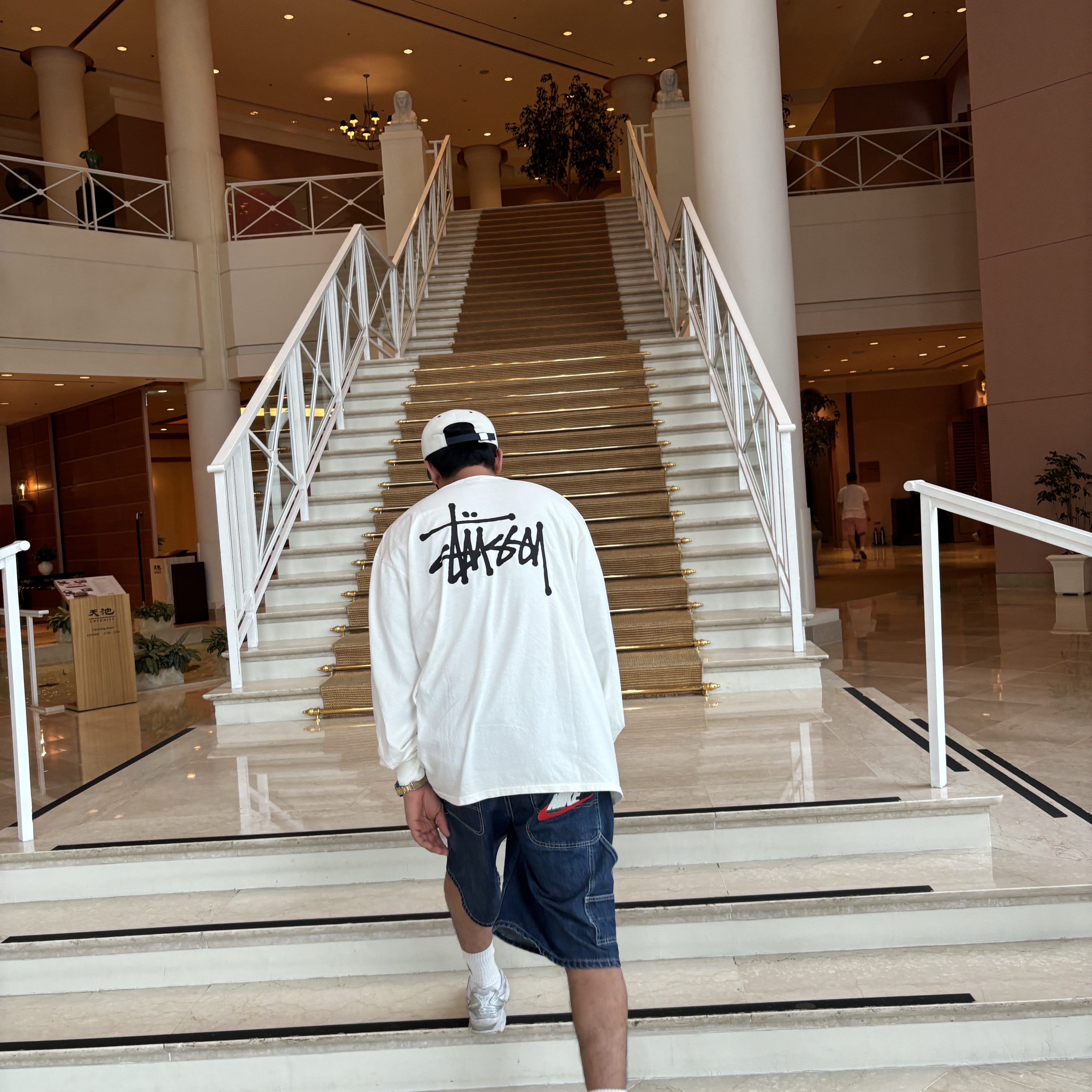 Stussy Small Stock LS T-Shirt Pigment Dyed Natural 착용 스타일