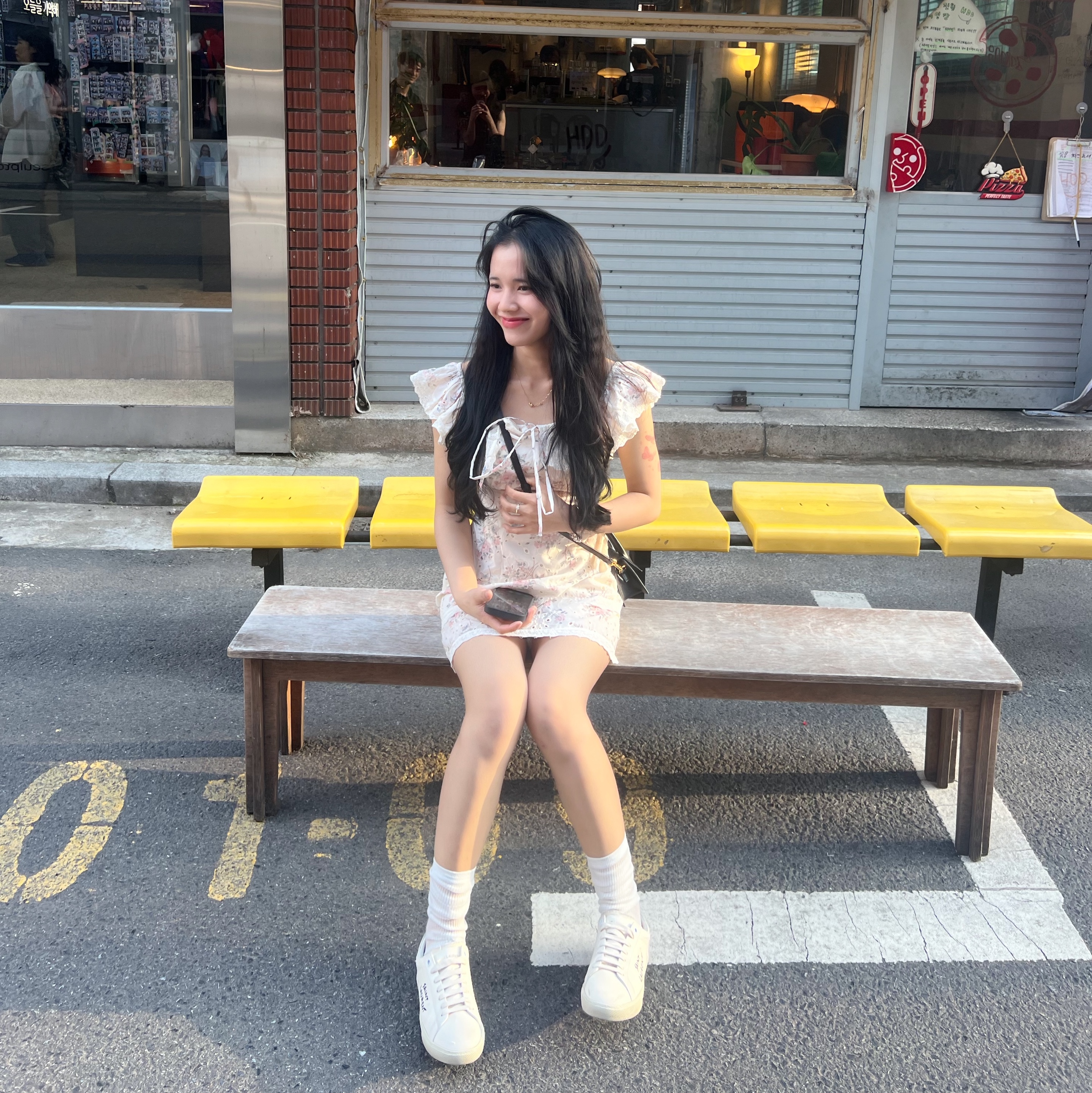 Apple iPhone 15 Pro 128GB White Titanium (Korean Ver.), Jacquemus Le Chiquito Signature Leather Mini Handbag Black 착용 스타일 - 3