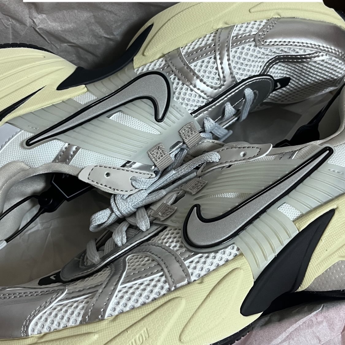 Nike V2K Run Summit White Metallic Silver 착용 스타일