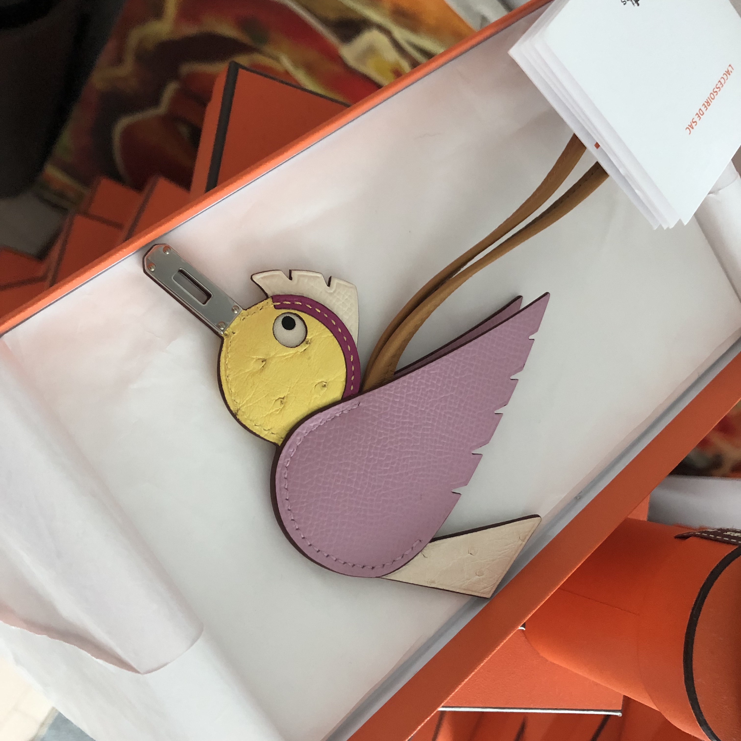 Hermes Birdy Charm Epsom Ostrich Mysore Milo Swift & Palladium Mauve Sylvestre Nata Jaune Citron Magnolia Nata Sesame 착용 스타일 - 3