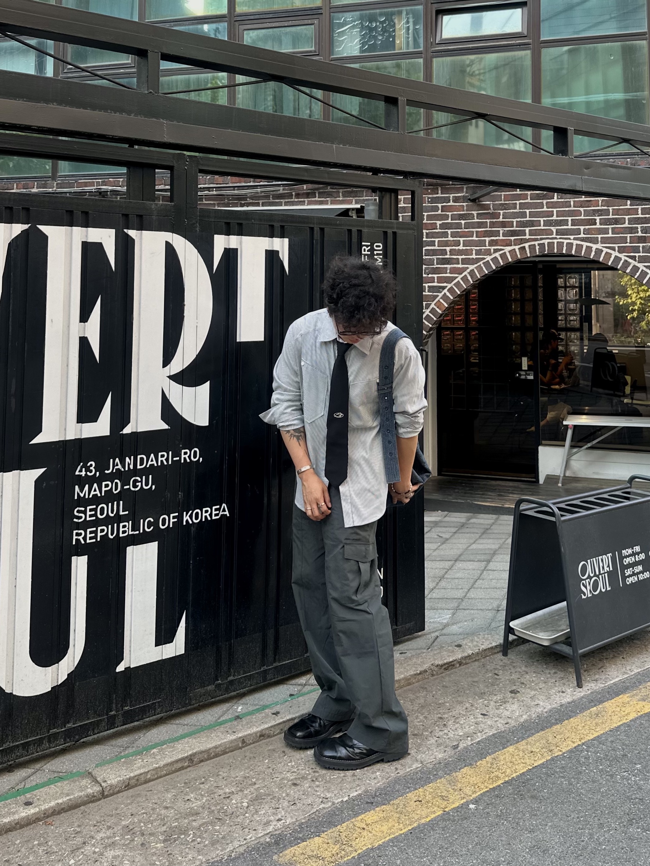 Gentle Monster Jeff 01 Black 착용 스타일 - 5