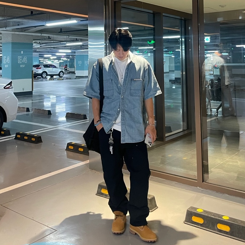 Supreme Loose Fit S/S Denim Painter Shirt Washed Blue - 24SS, Supreme CDW Delta Carabiner Silver - 24SS 착용 스타일