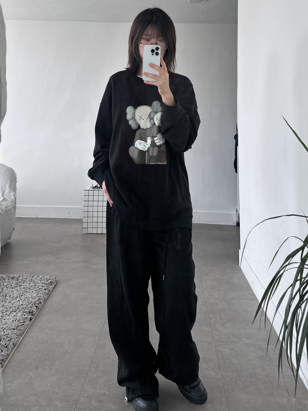 Nike Air Force 1 '07 Low Triple Black, Uniqlo UT x Kaws Long Sleeve Sweatshirt Black 착용 스타일 - 2