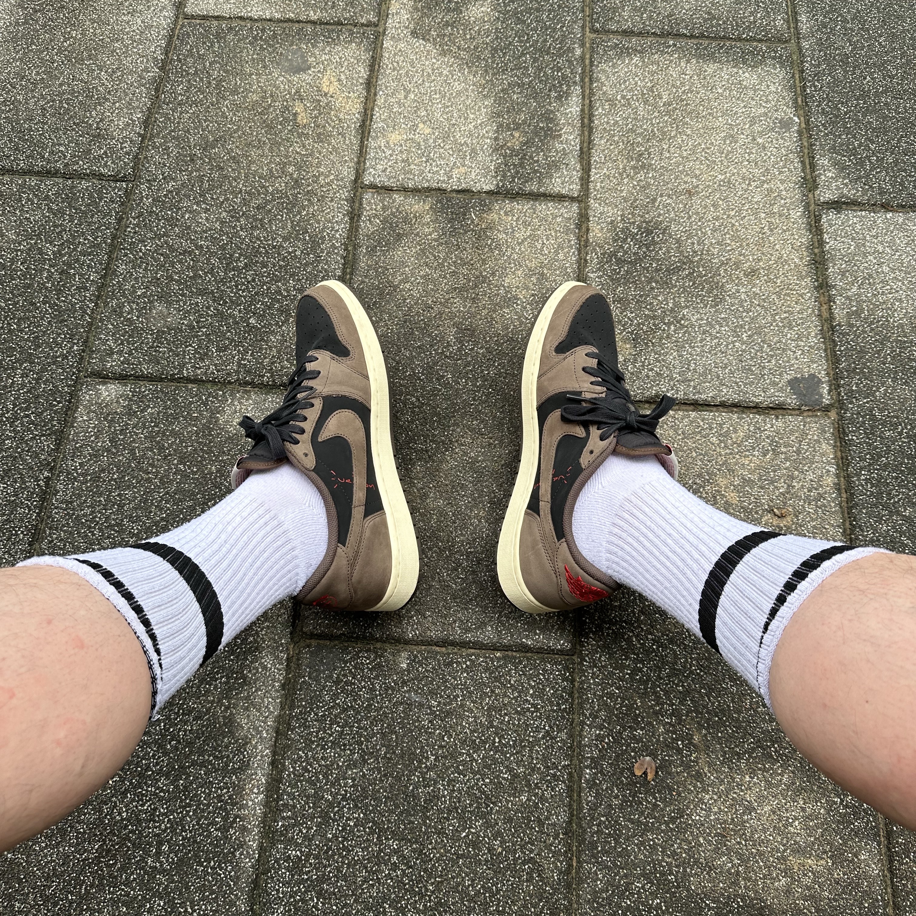 Jordan 1 x Travis Scott Retro Low OG SP Mocha 착용 스타일 - 2