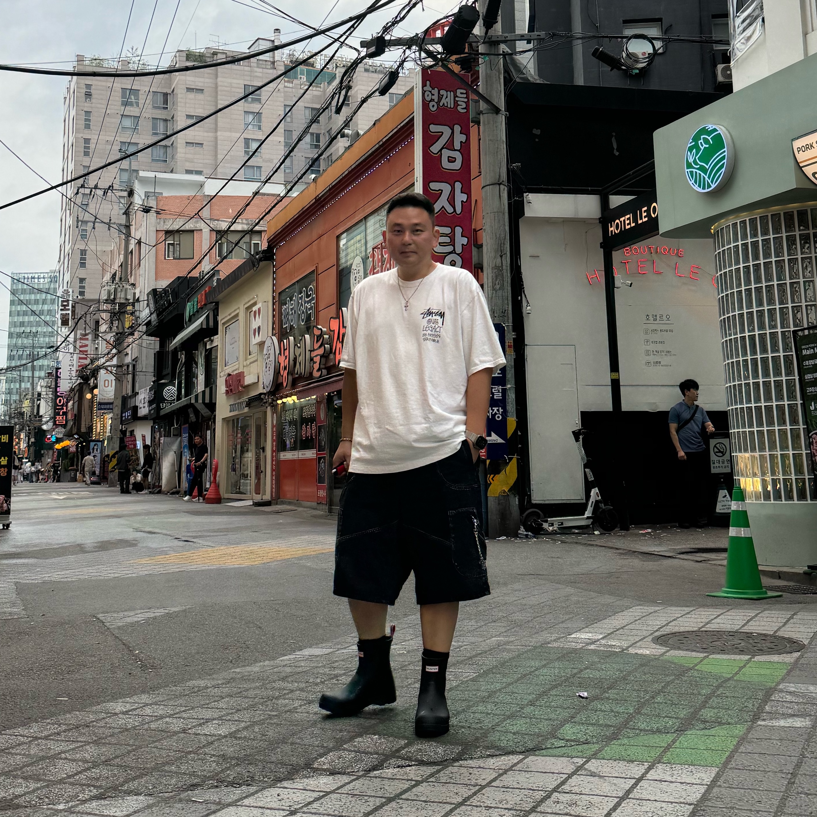 Stussy x Our Legacy Surfman Pigment Dyed T-Shirt Natural, Hunter Play Short Wellington Boots Black 착용 스타일